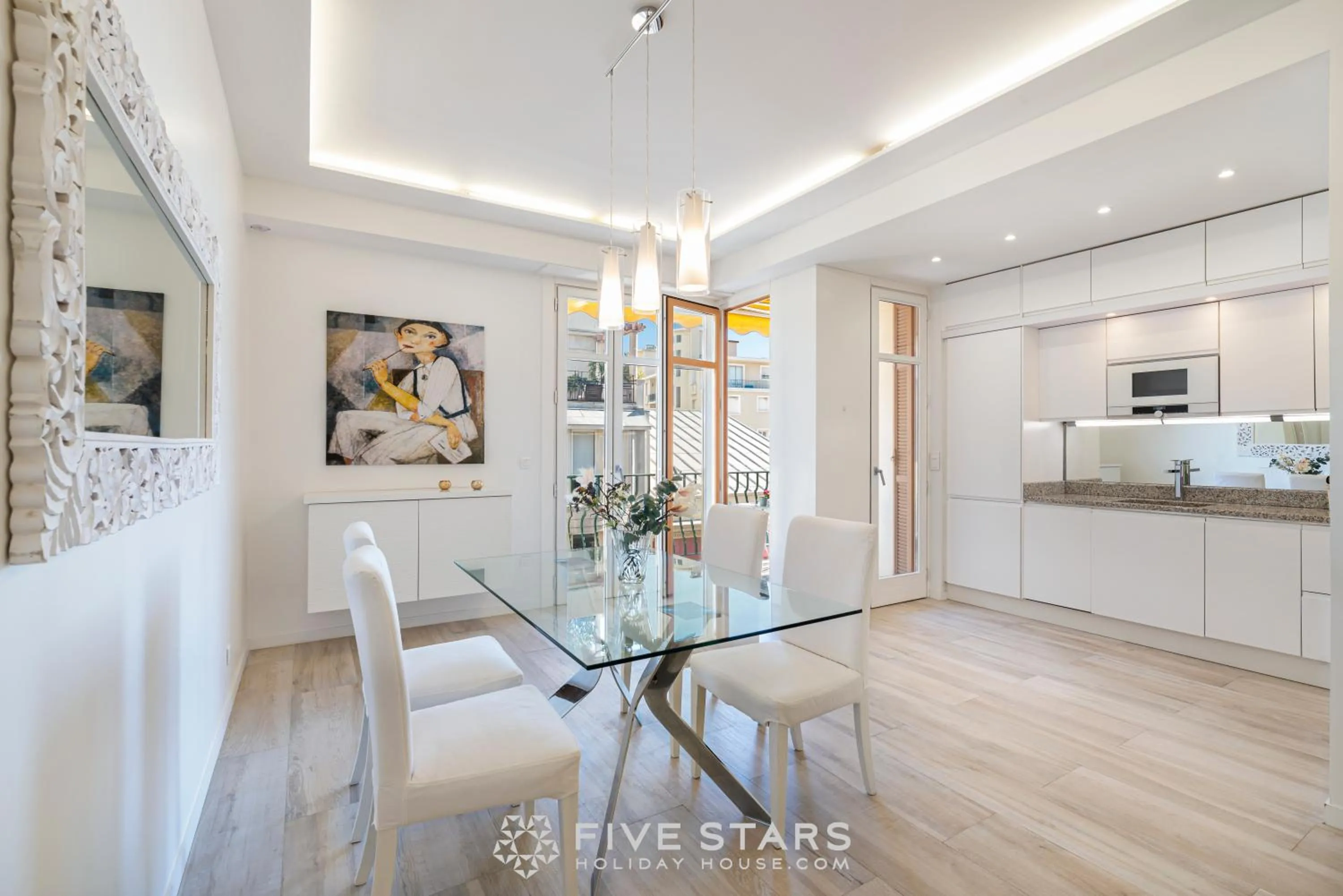 Dining area in Suite Versailles Five Stars Holiday House