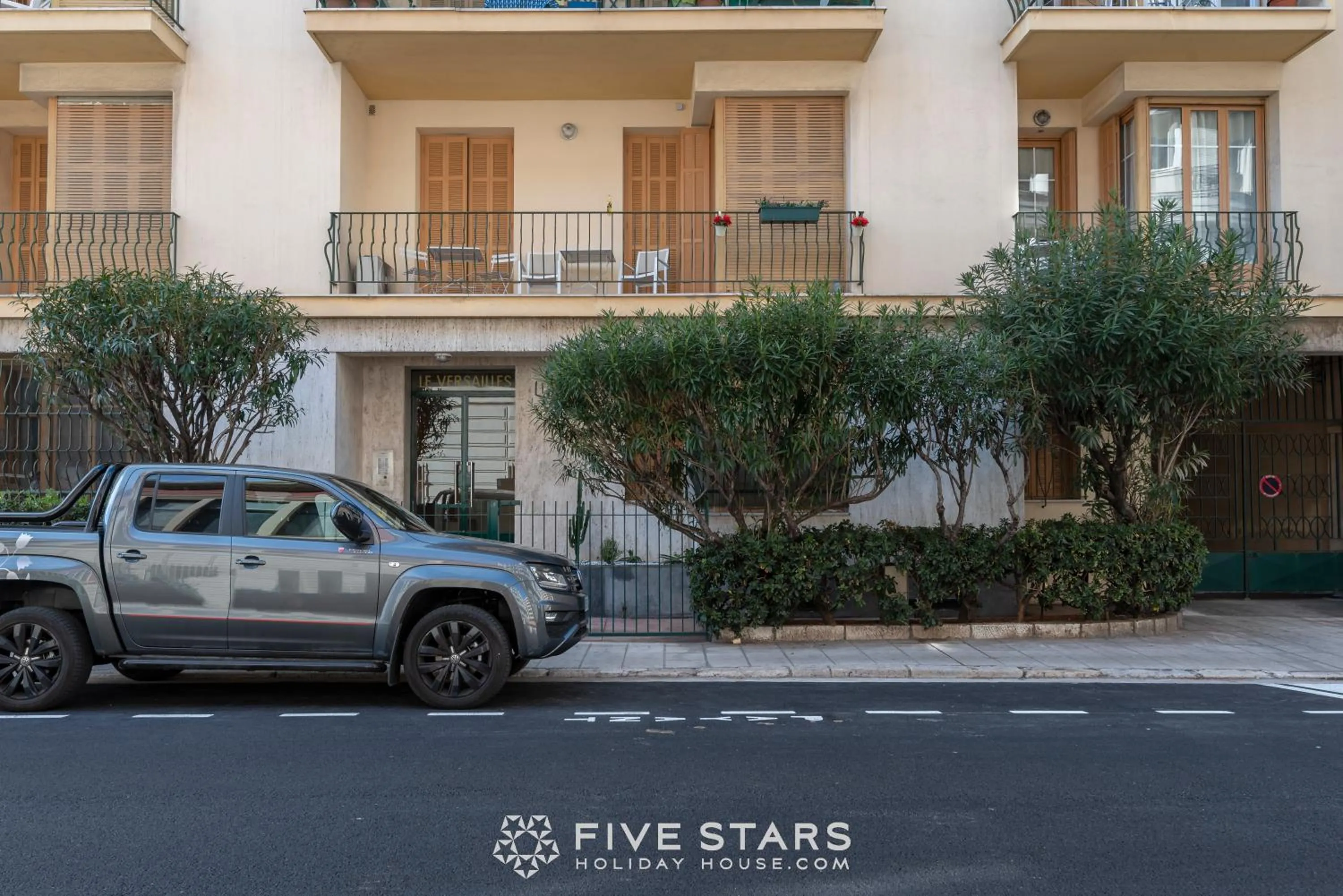 Property building in Suite Versailles Five Stars Holiday House