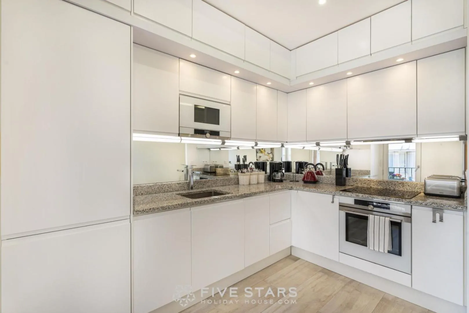 Kitchen or kitchenette in Suite Versailles Five Stars Holiday House