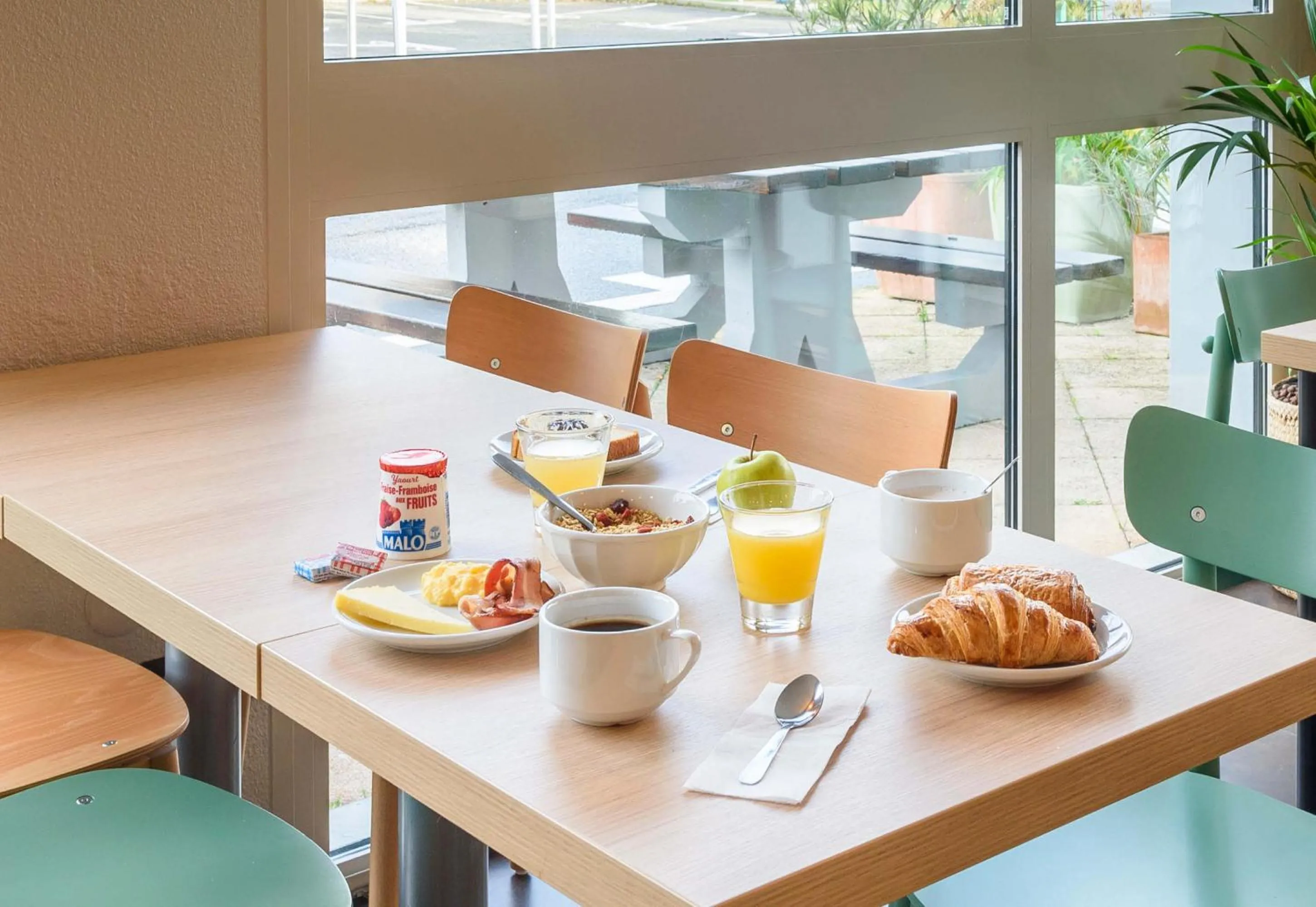 Food and drinks in B&B HOTEL Toulouse Cité de l'Espace Hurel