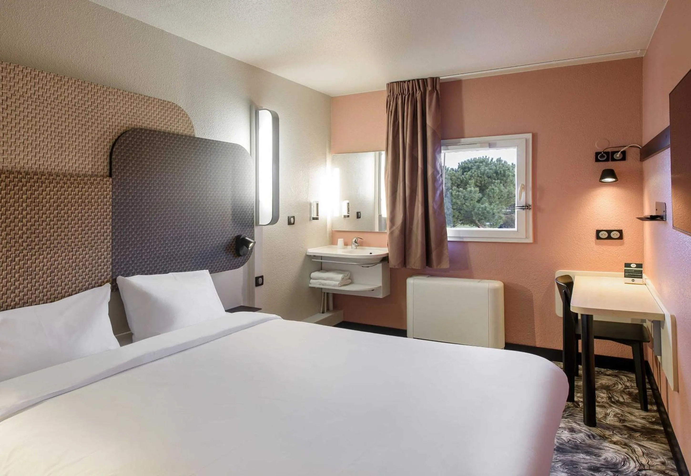 Bed in B&B HOTEL Toulouse Cité de l'Espace Hurel