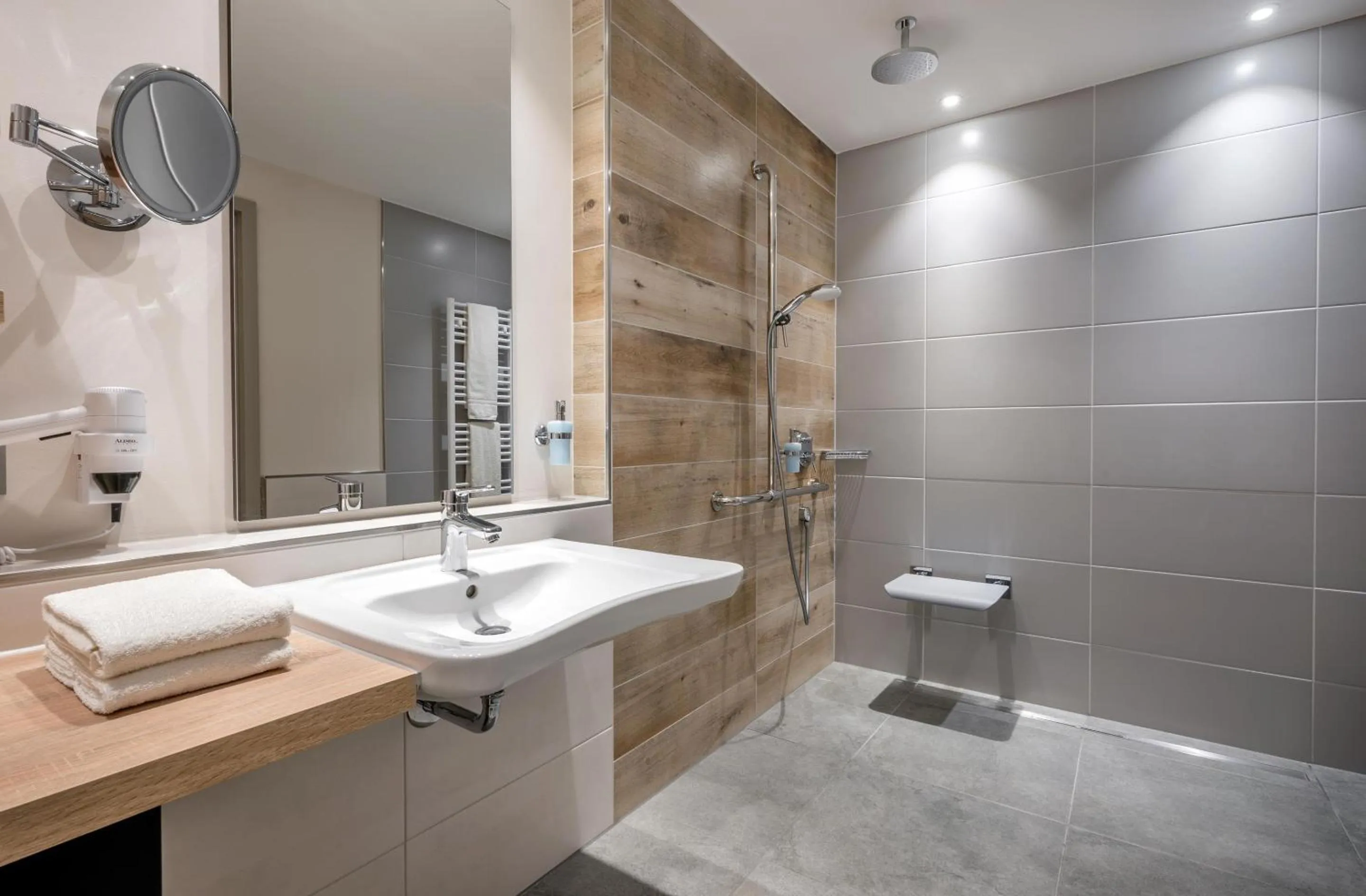 Shower in Köhlers Forsthaus Wellness & Genuss Hotel