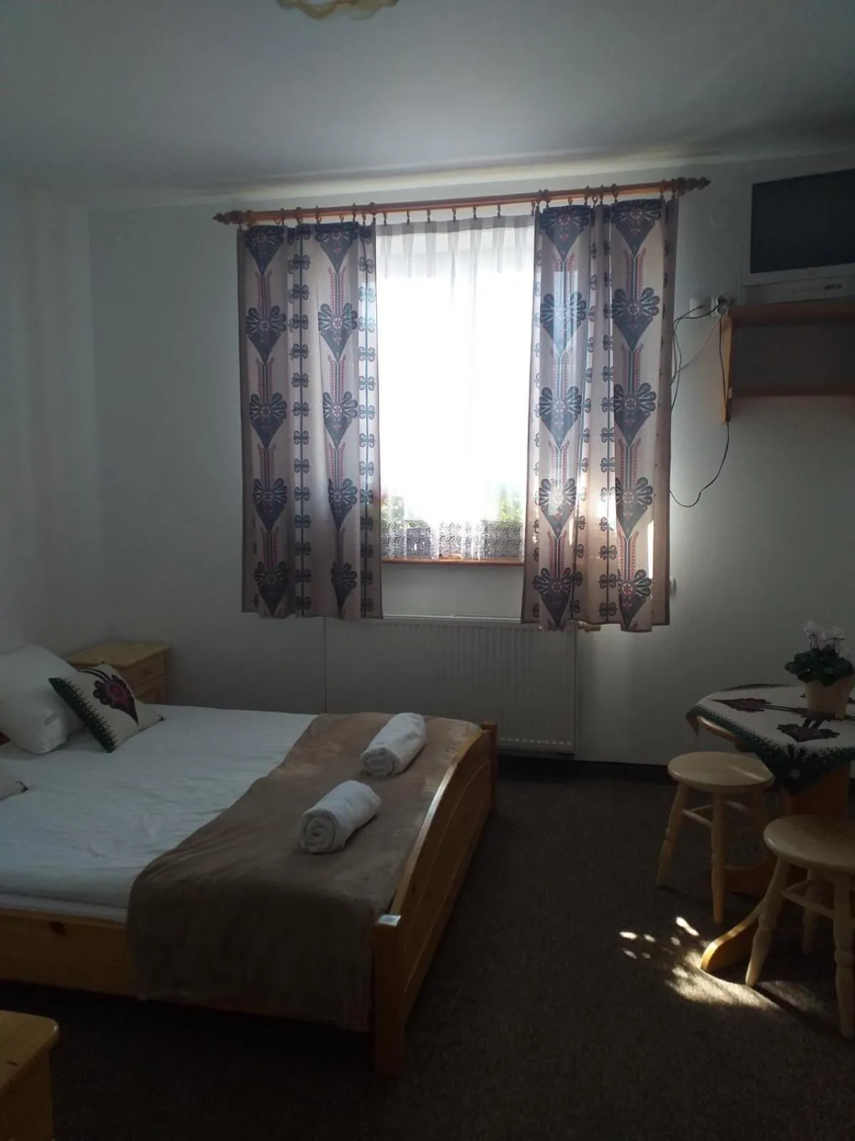 Bed in Karczma Mikuda - Sauna Basen Jacuzzi z widokiem na góry - Kuligi - Parking