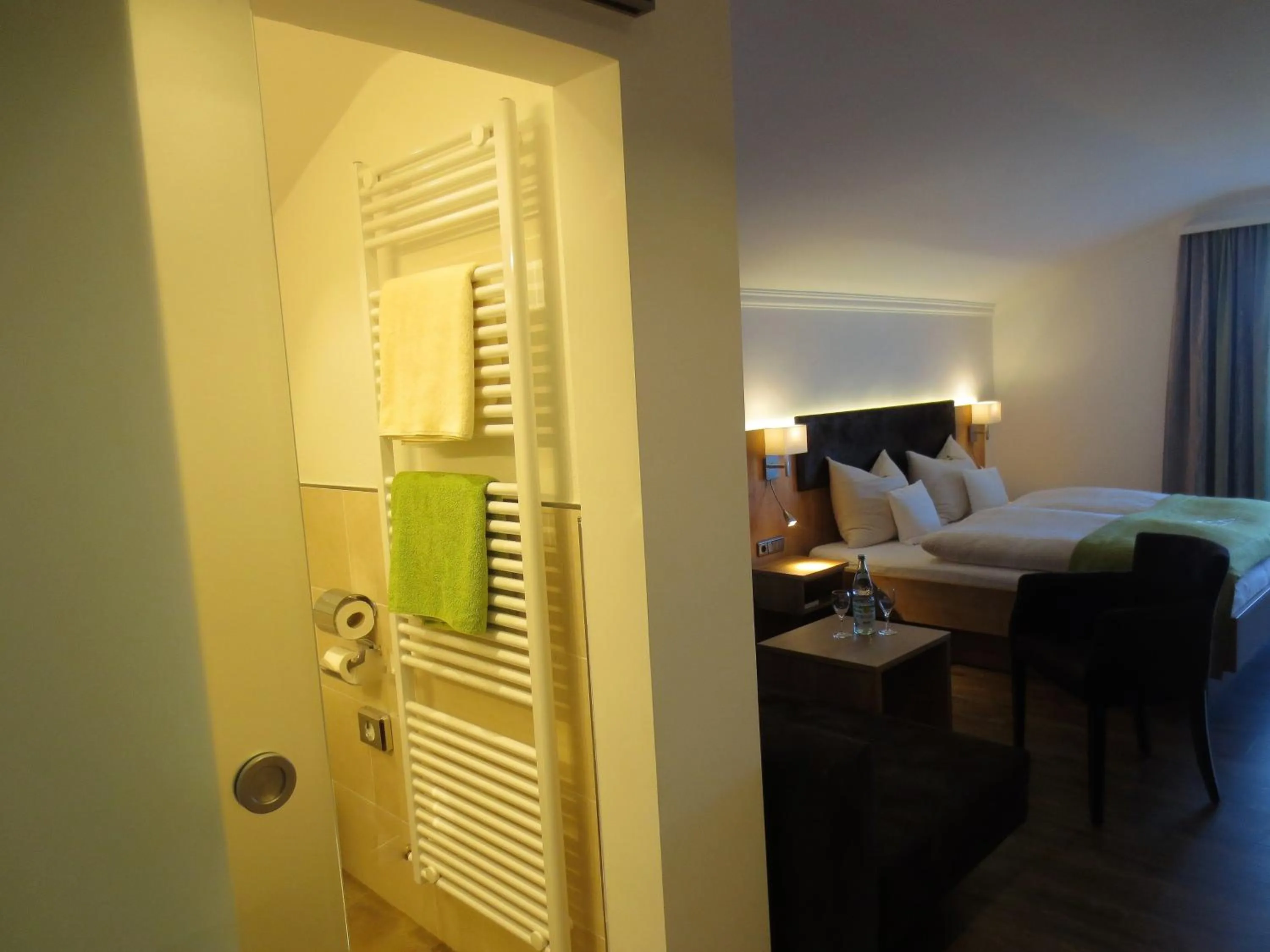 Bathroom, Bed in Hotel Alp Inn - Chiemgaukarte inclusive