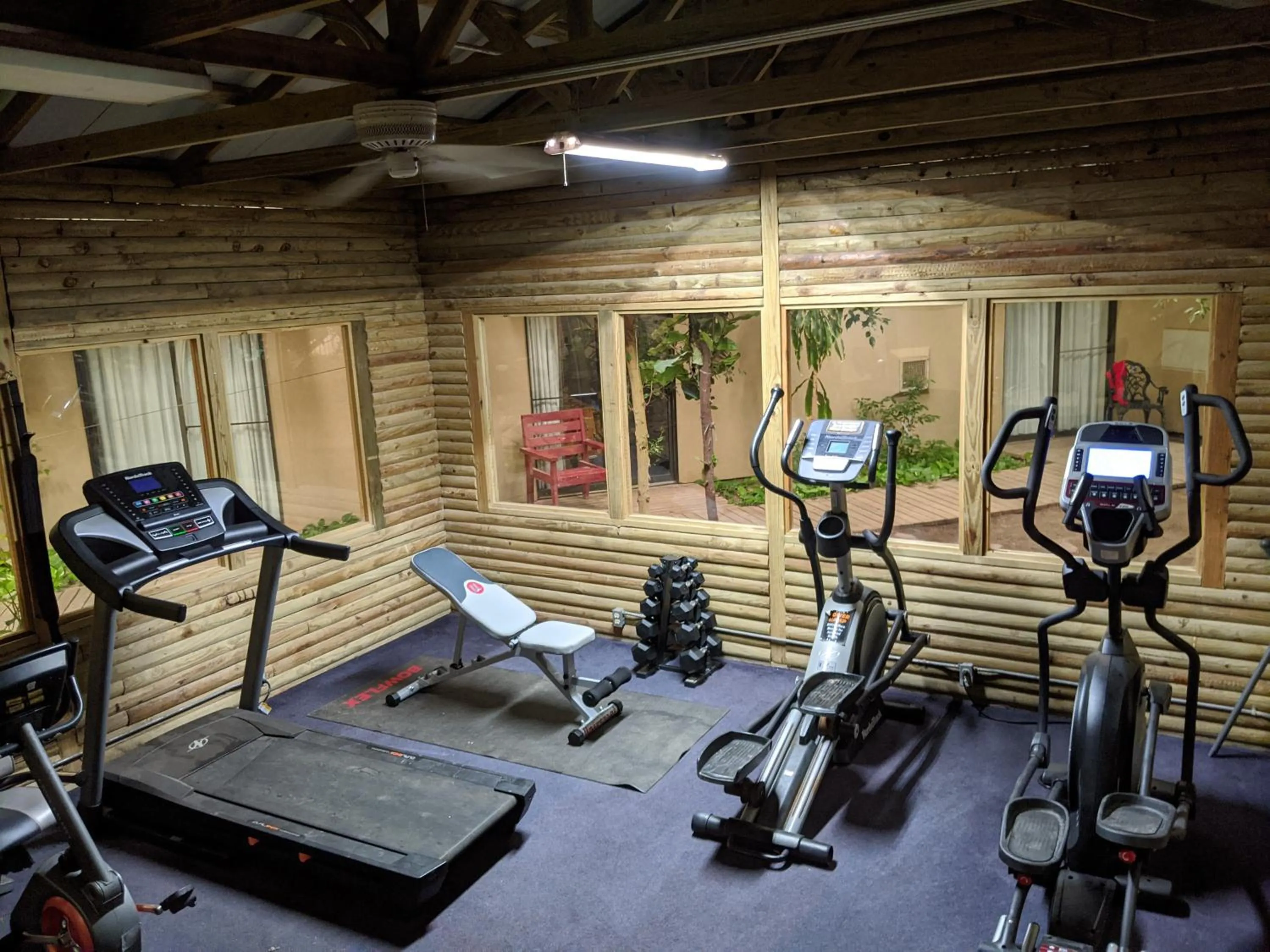 Fitness centre/facilities in Atrium Inn