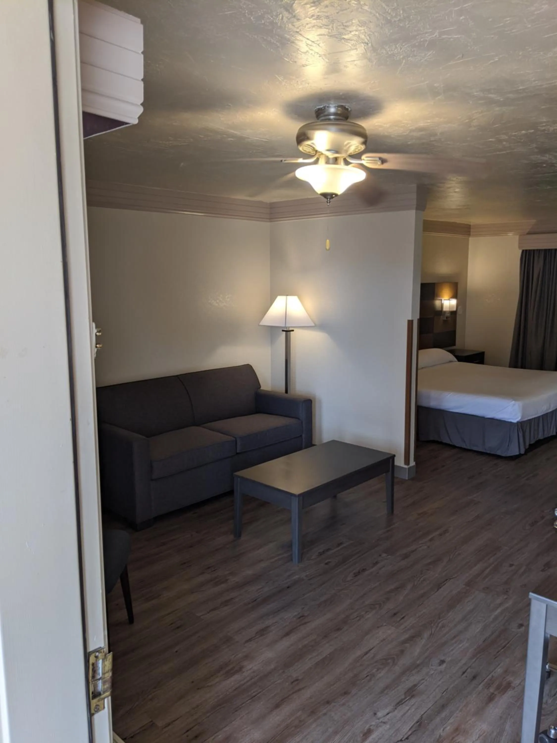 Photo of the whole room, Bed in Atrium Inn