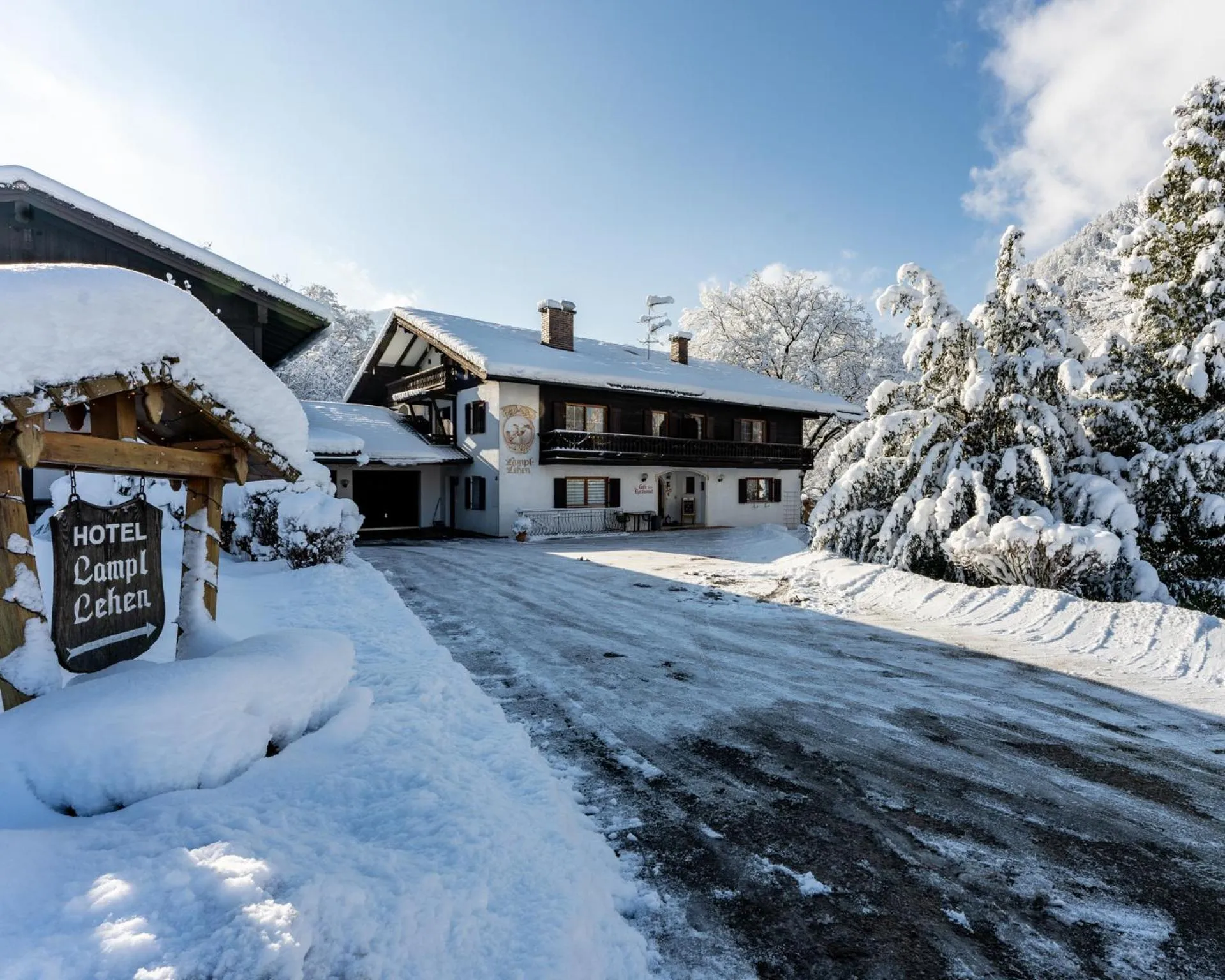 Property building in Hotel & Chalets Lampllehen