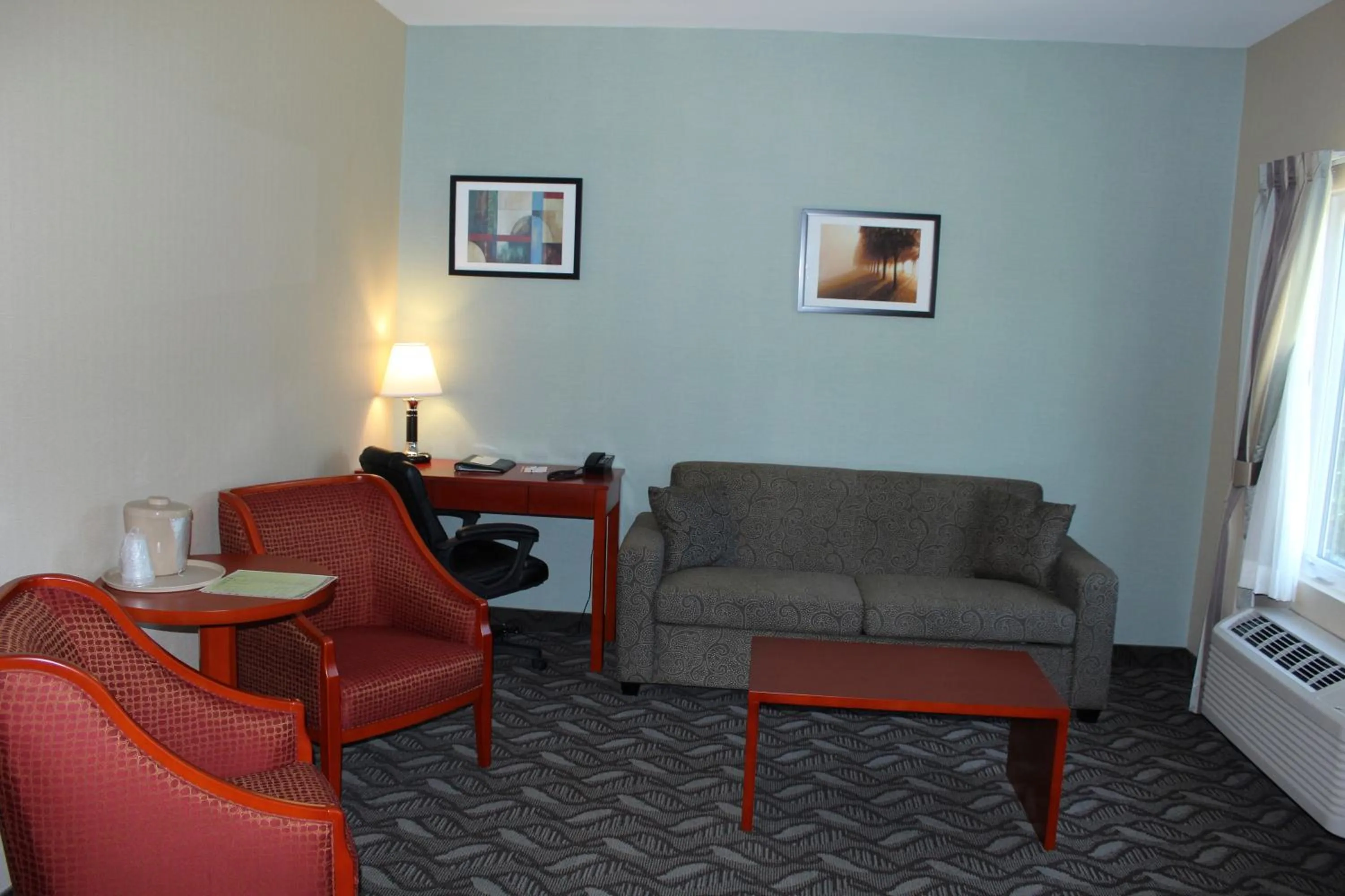 Seating area in Quality Inn Southampton