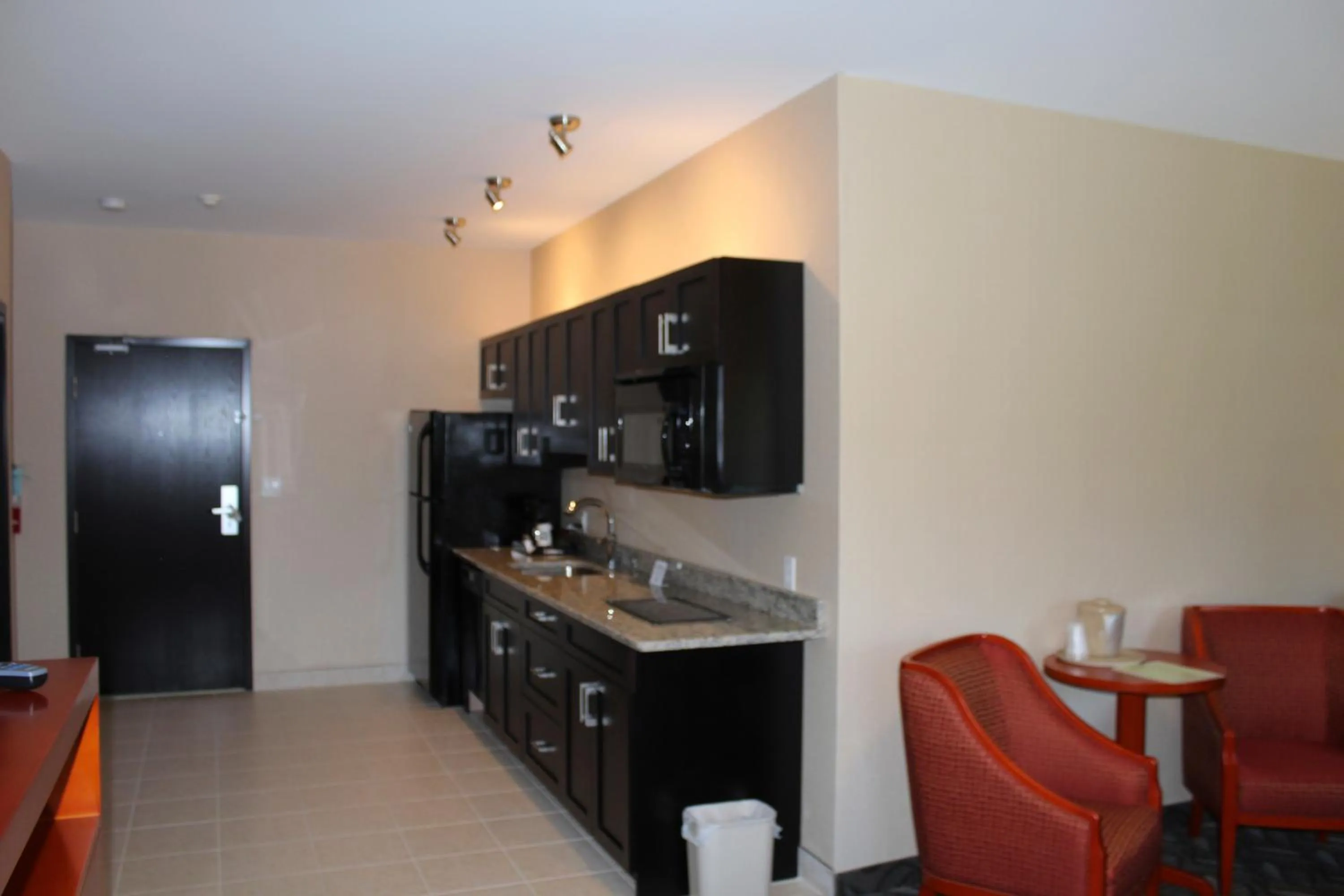 Kitchen or kitchenette in Quality Inn Southampton