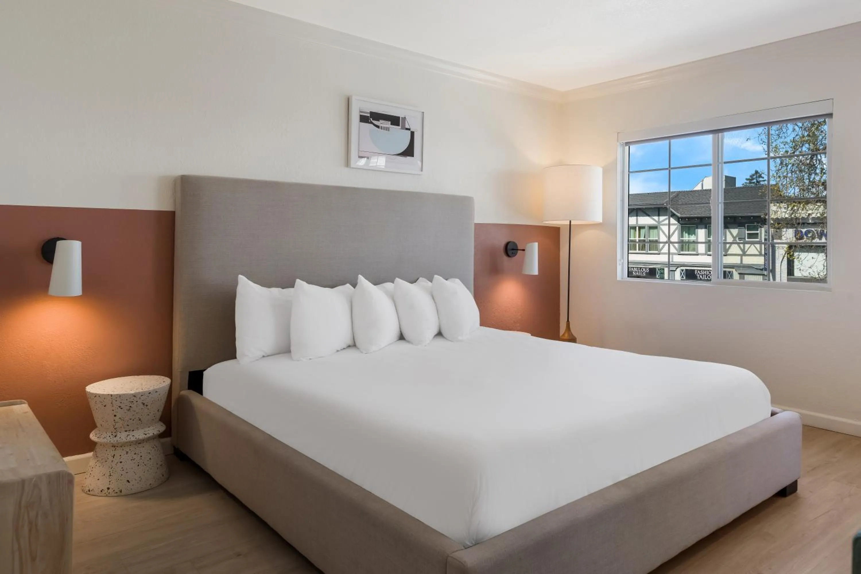 Bed in Signature Inn Oakland