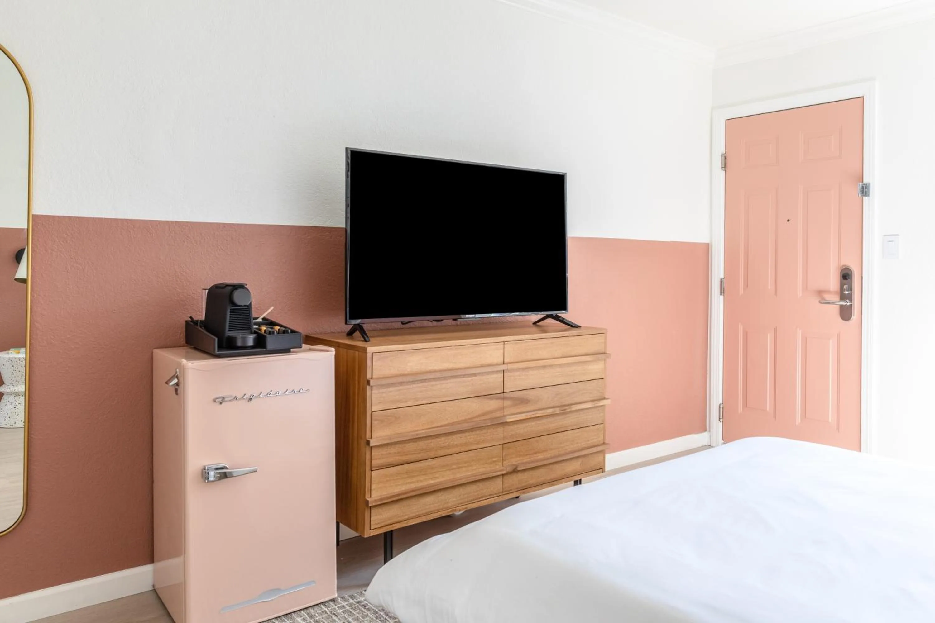 Living room, Bed in Signature Inn Oakland