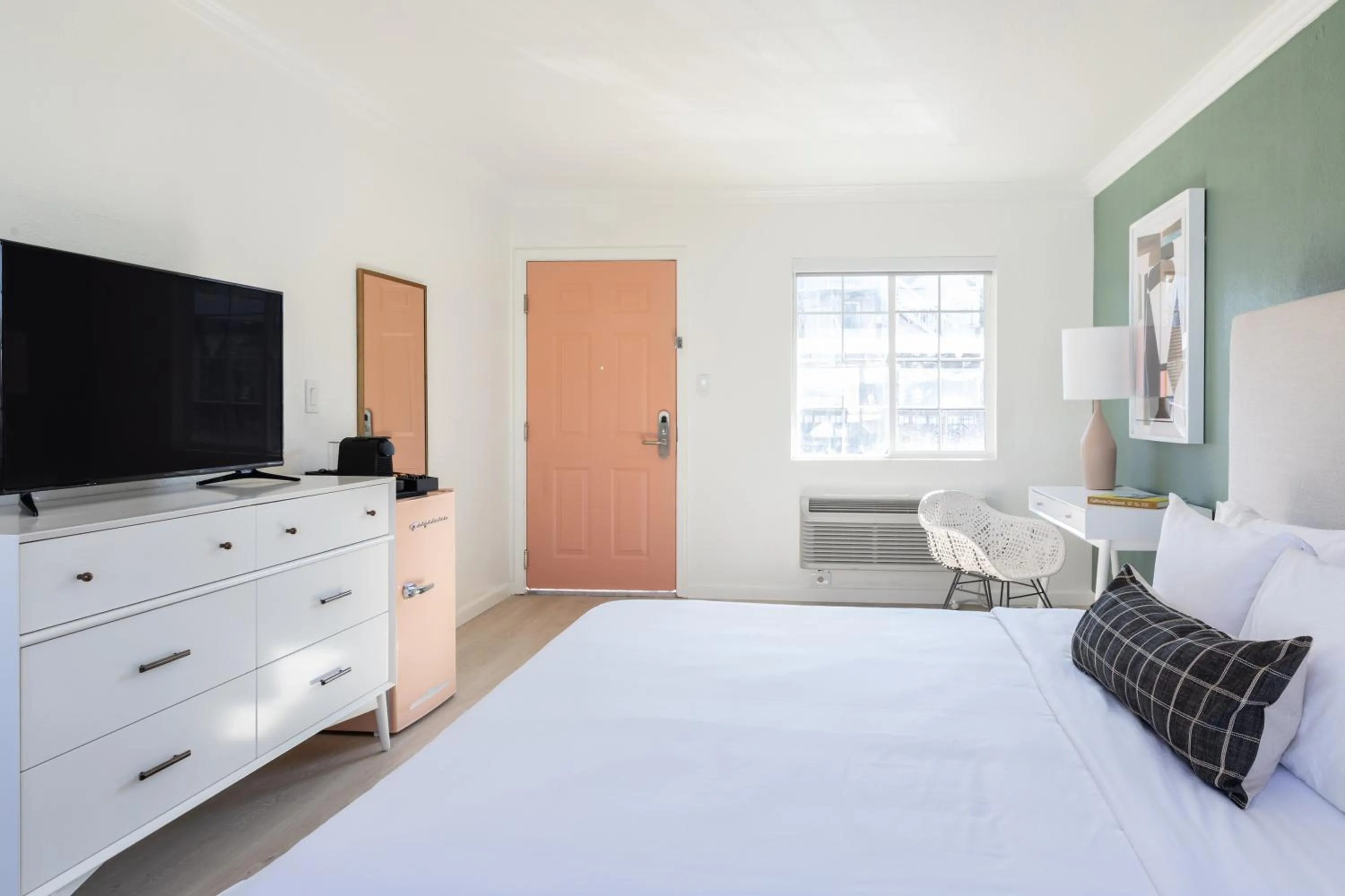 Bedroom, Bed in Signature Inn Oakland