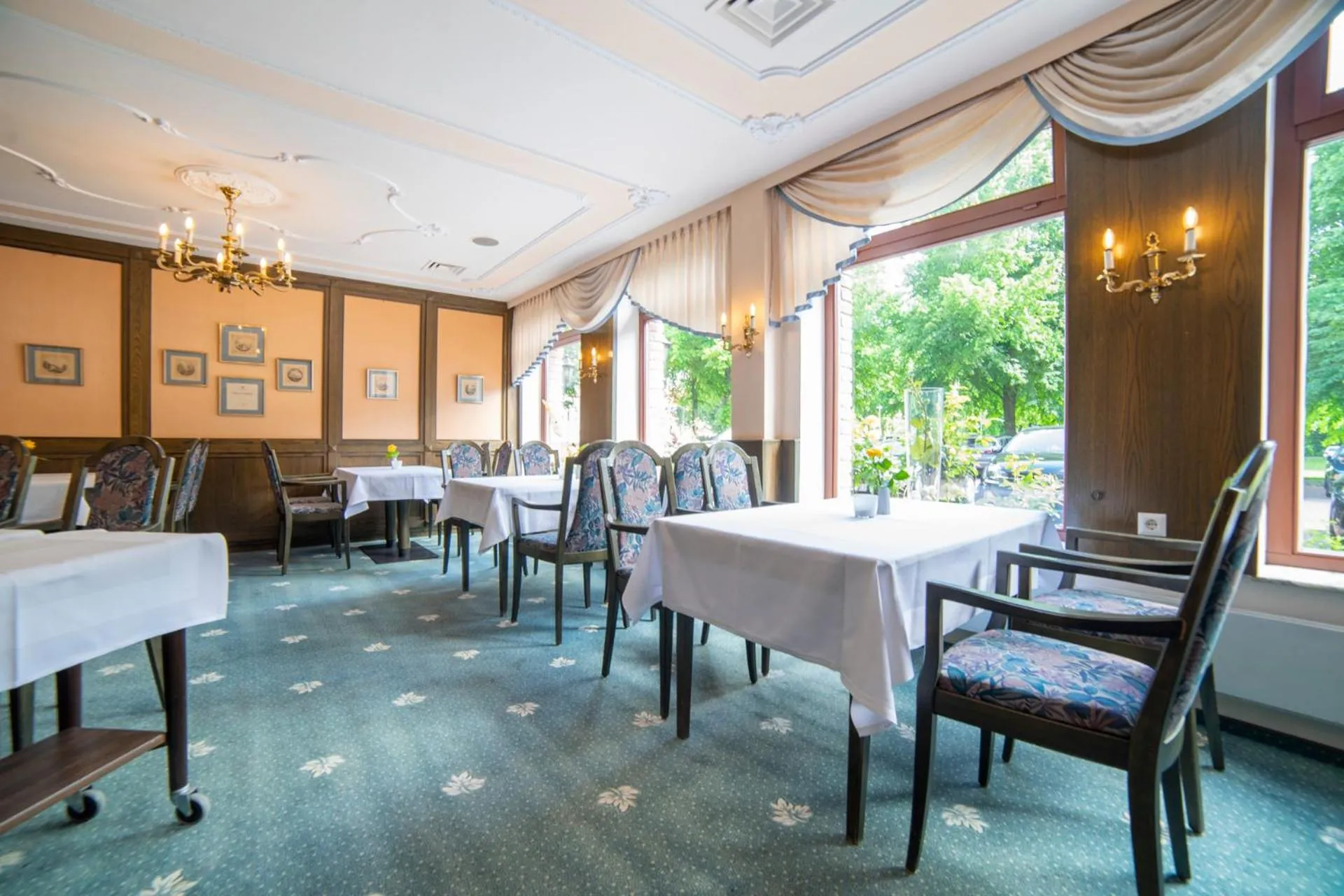 Restaurant/places to eat in City Club Hotel