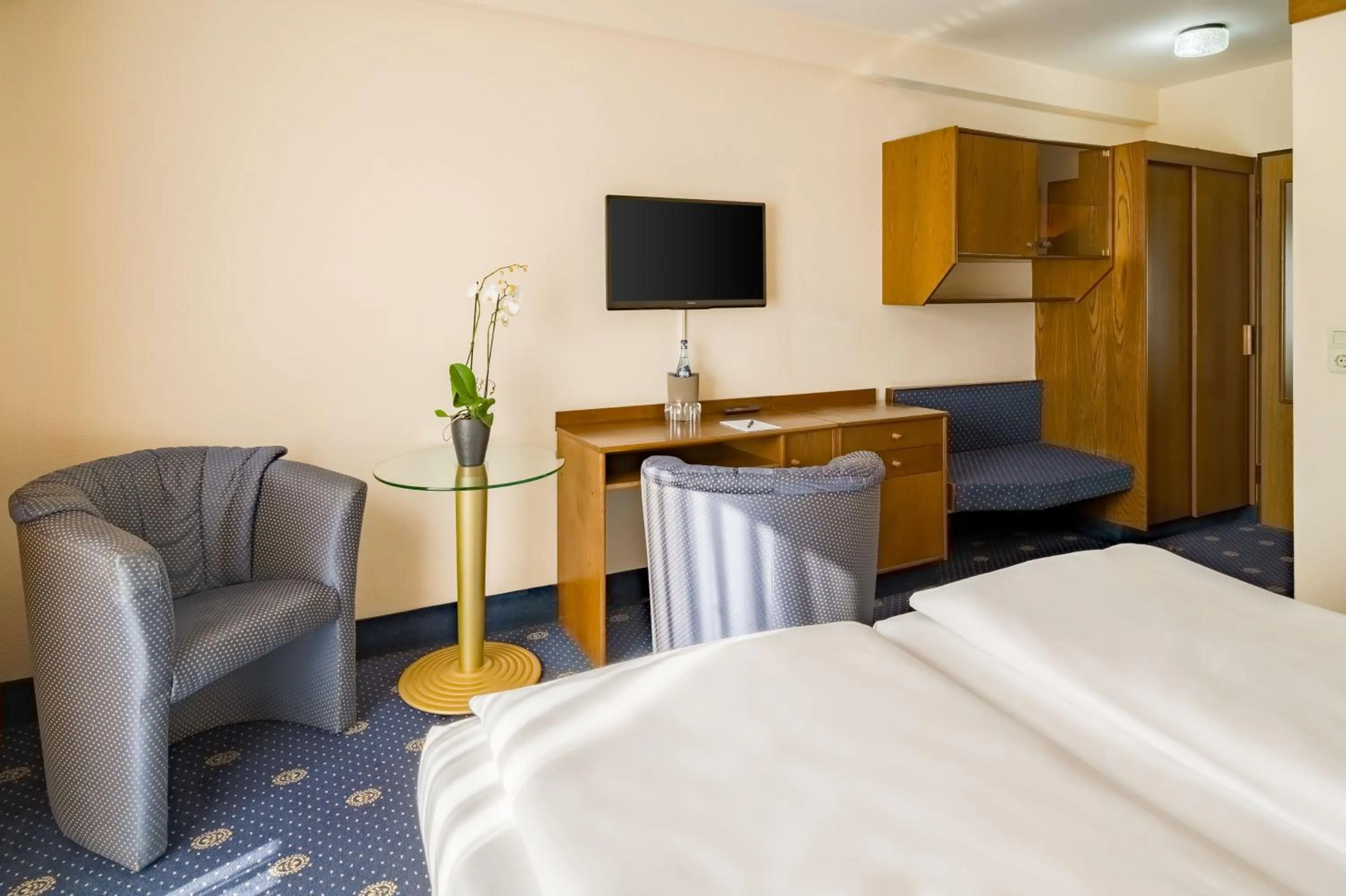 Photo of the whole room, Bed in Aspire Oldenburg, Trademark Collection by Wyndham