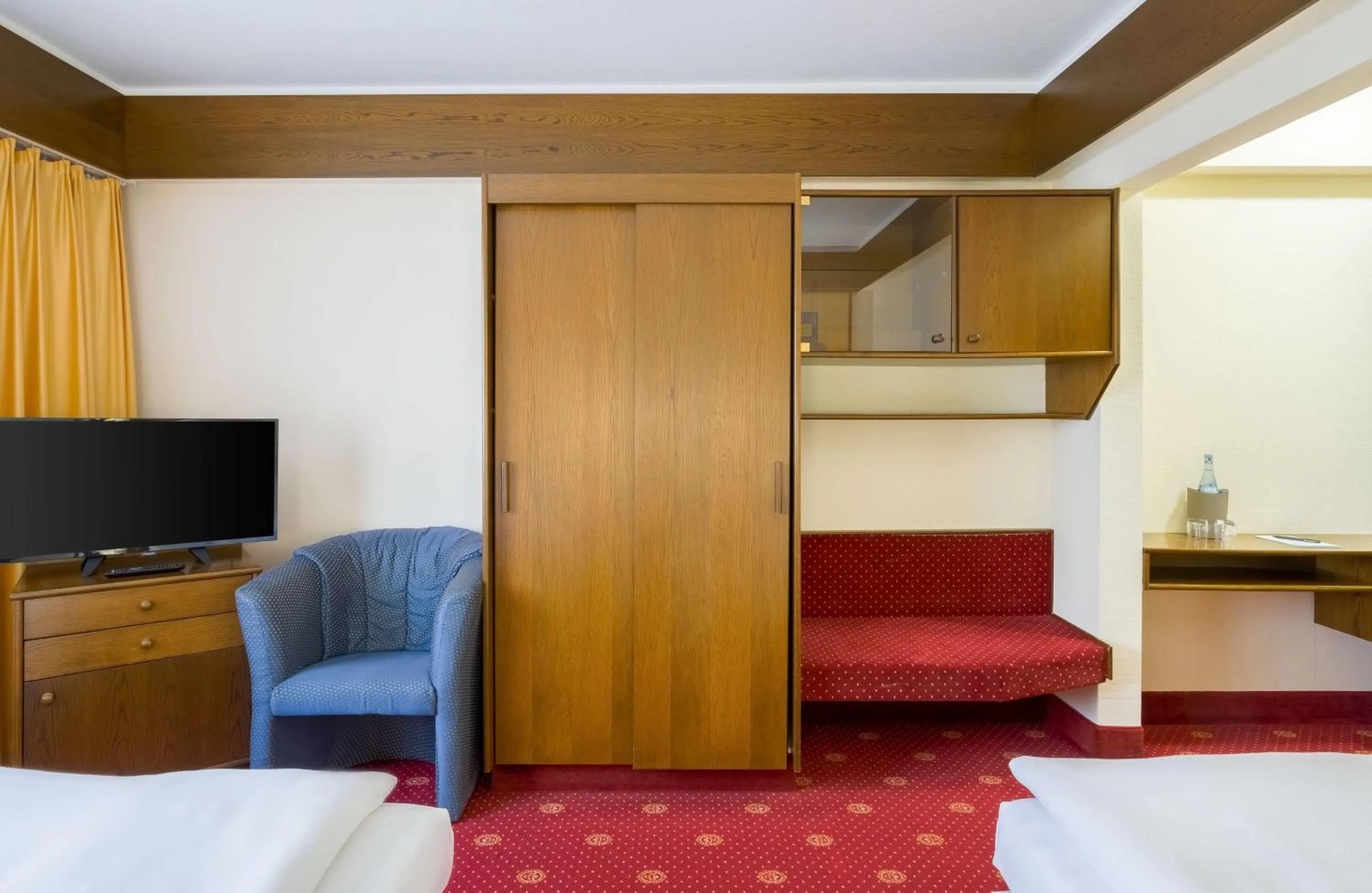 Photo of the whole room, Bed in Aspire Oldenburg, Trademark Collection by Wyndham