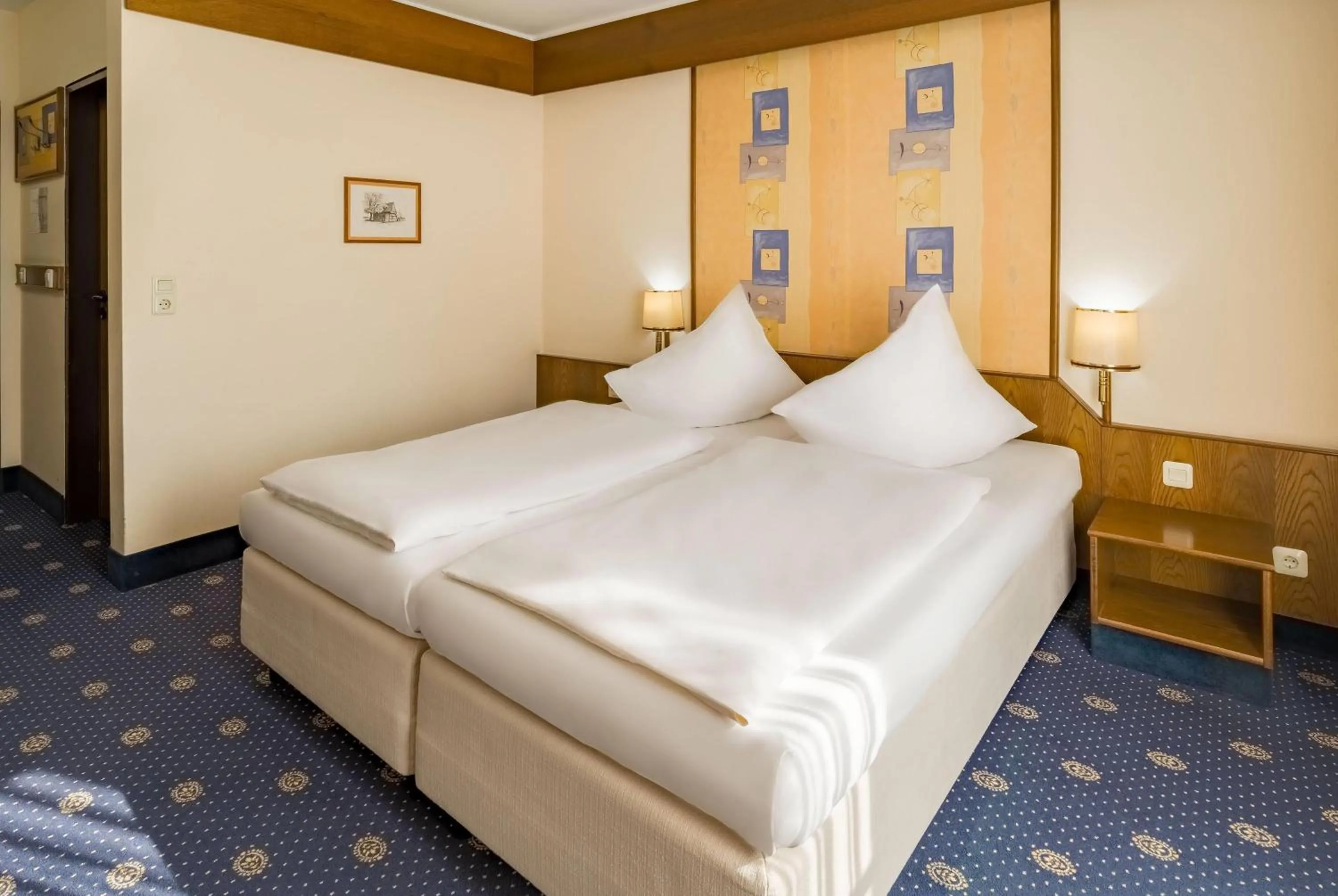 Photo of the whole room, Bed in Aspire Oldenburg, Trademark Collection by Wyndham