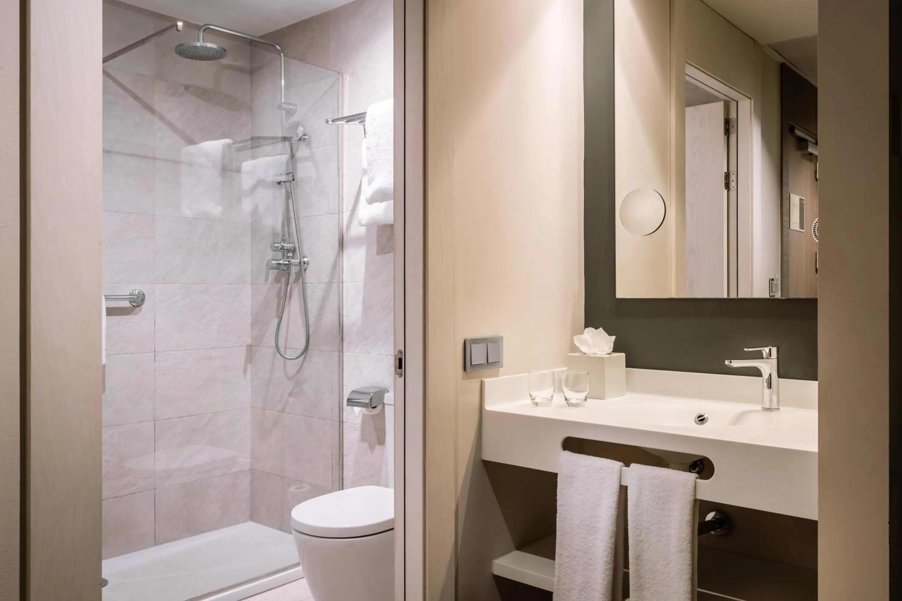 Toilet in Hotel SB Plaza Europa