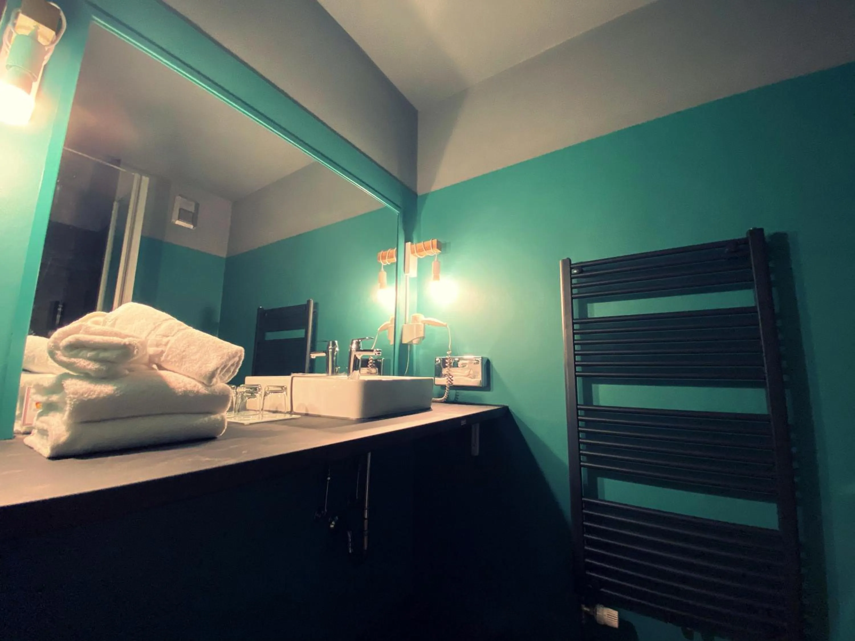 Bathroom, Bed in Hotel Am Schloss Ahrensburg