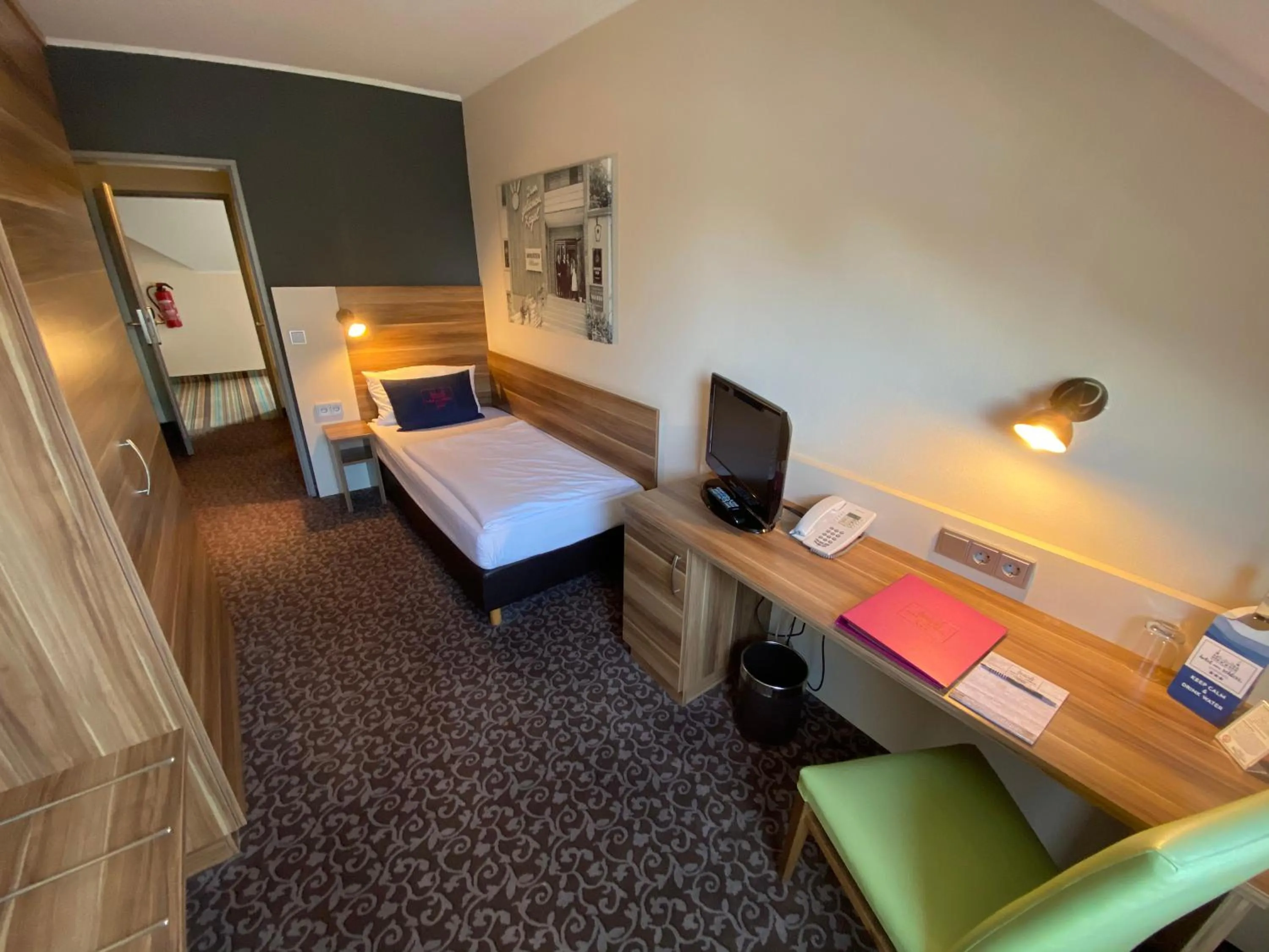 Photo of the whole room, Bed in Hotel Am Schloss Ahrensburg