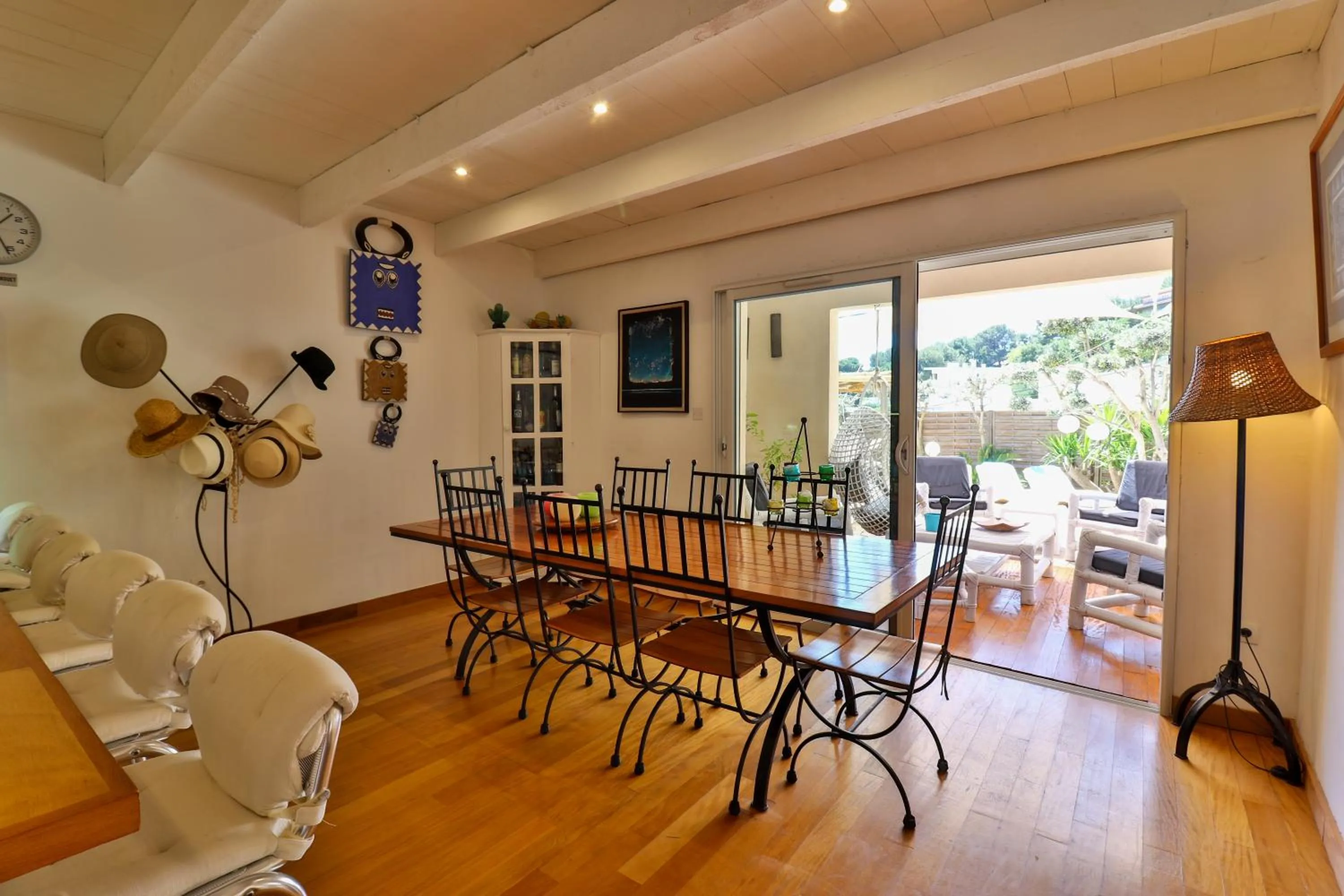 Dining area in Les Chambres d'Hôtes du Grand Mornas