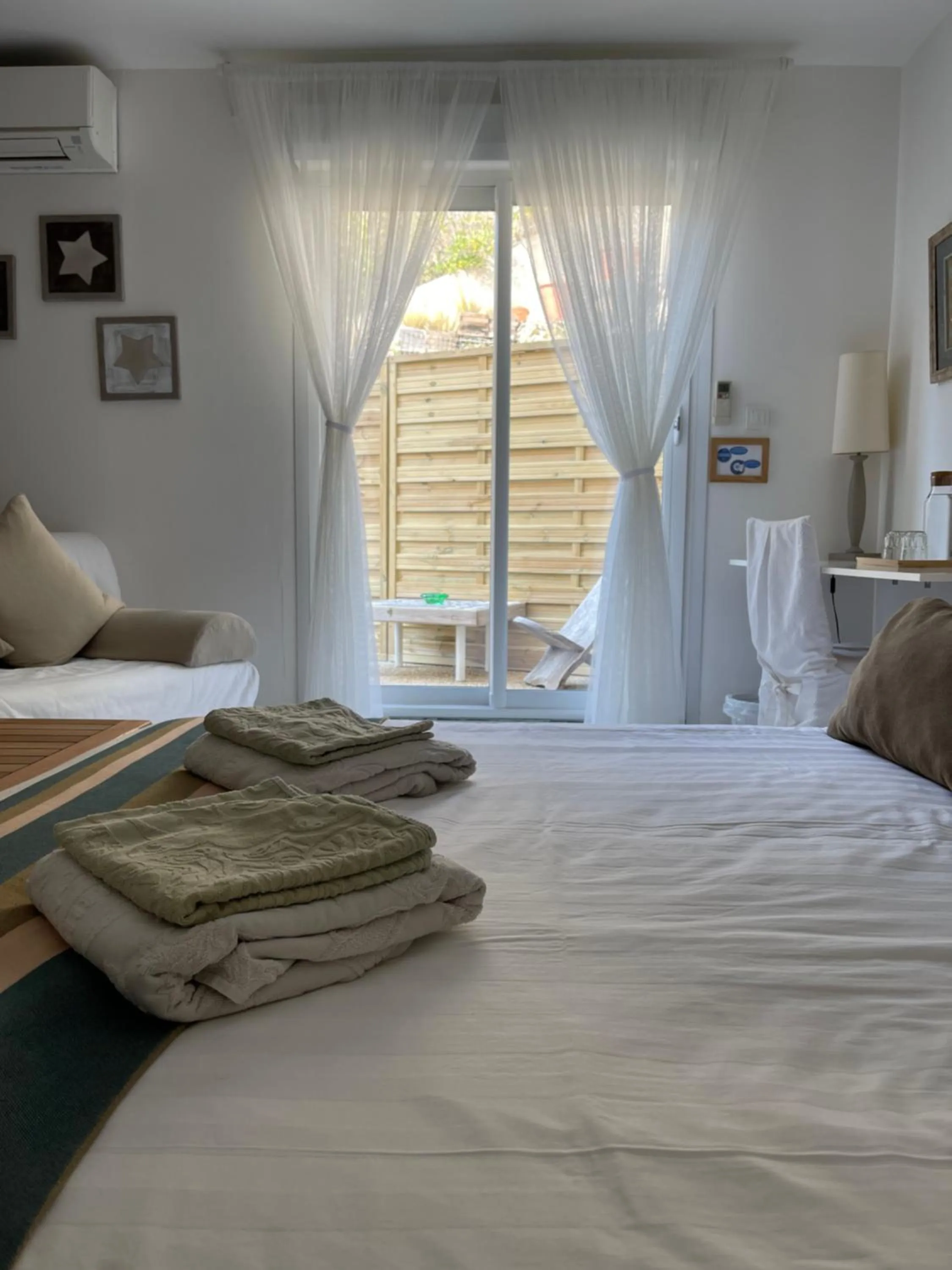 Property building, Bed in Les Chambres d'Hôtes du Grand Mornas