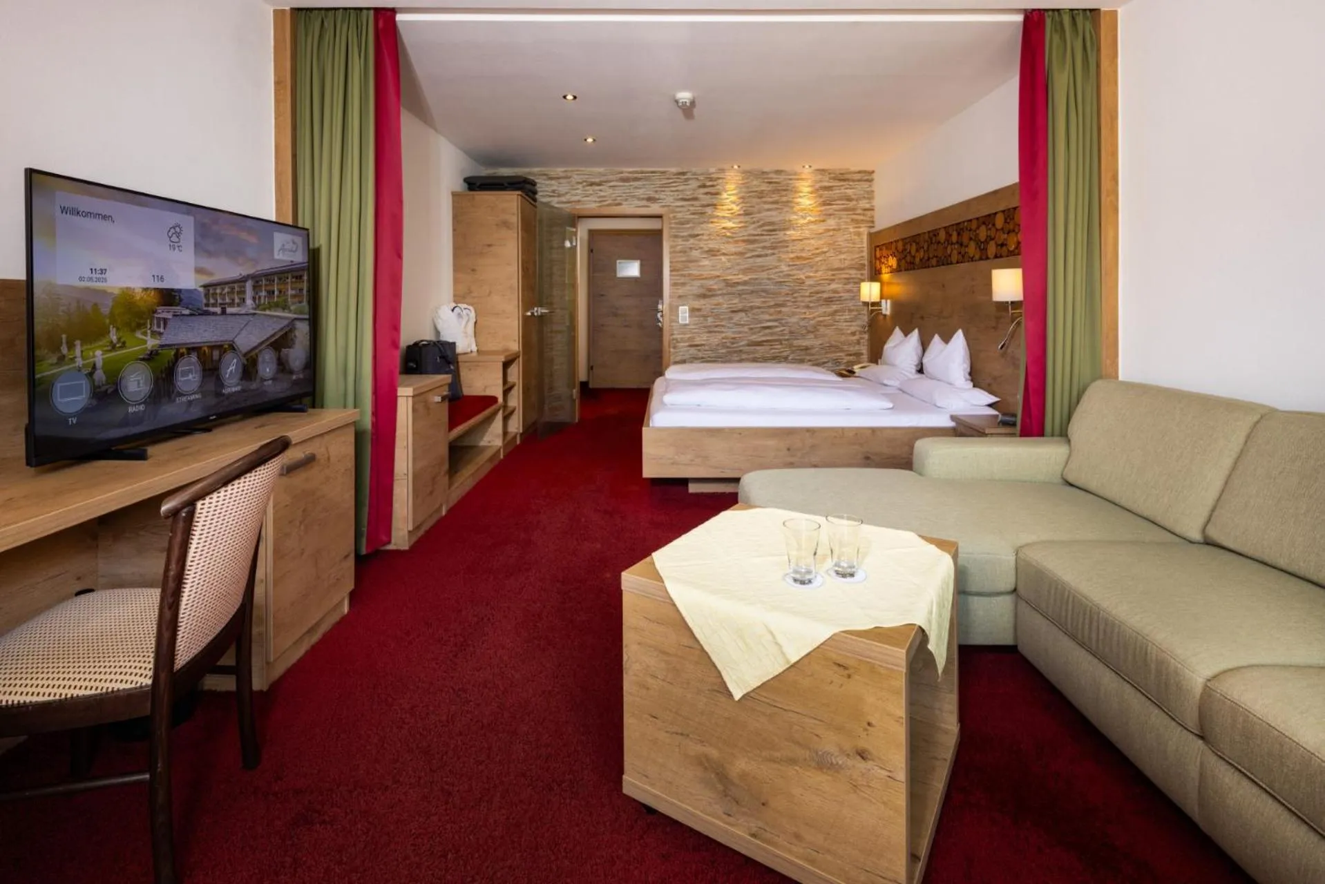 Living room, Bed in Alm- & Wellnesshotel Alpenhof