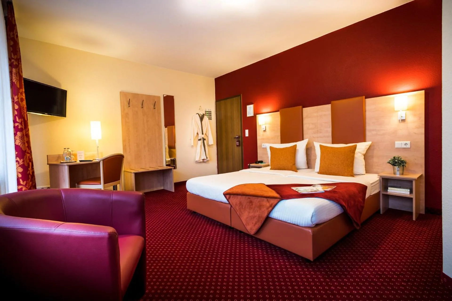 Photo of the whole room, Bed in Rheinhotel Rüdesheim - Wellness