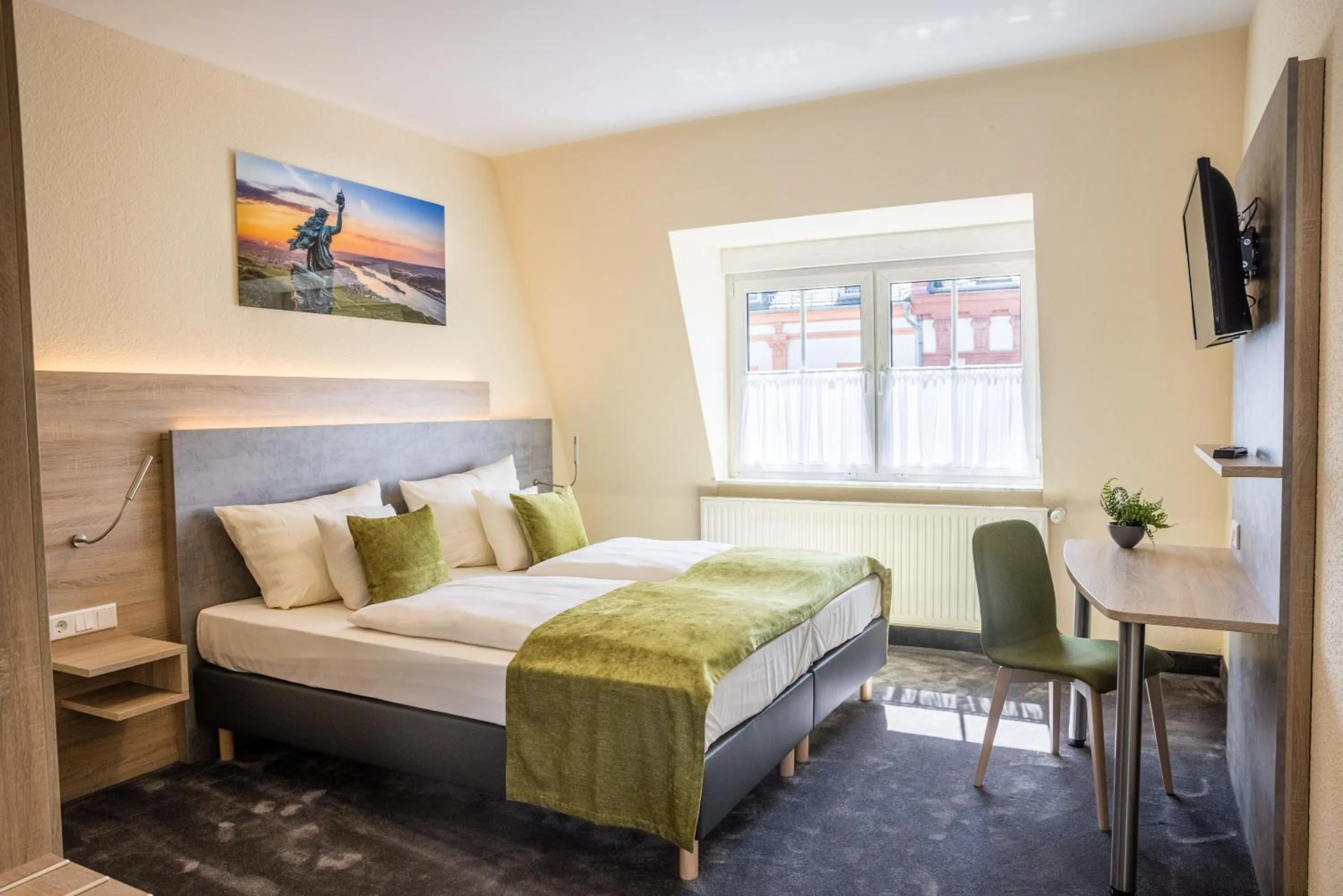 Photo of the whole room, Bed in Rheinhotel Rüdesheim - Wellness