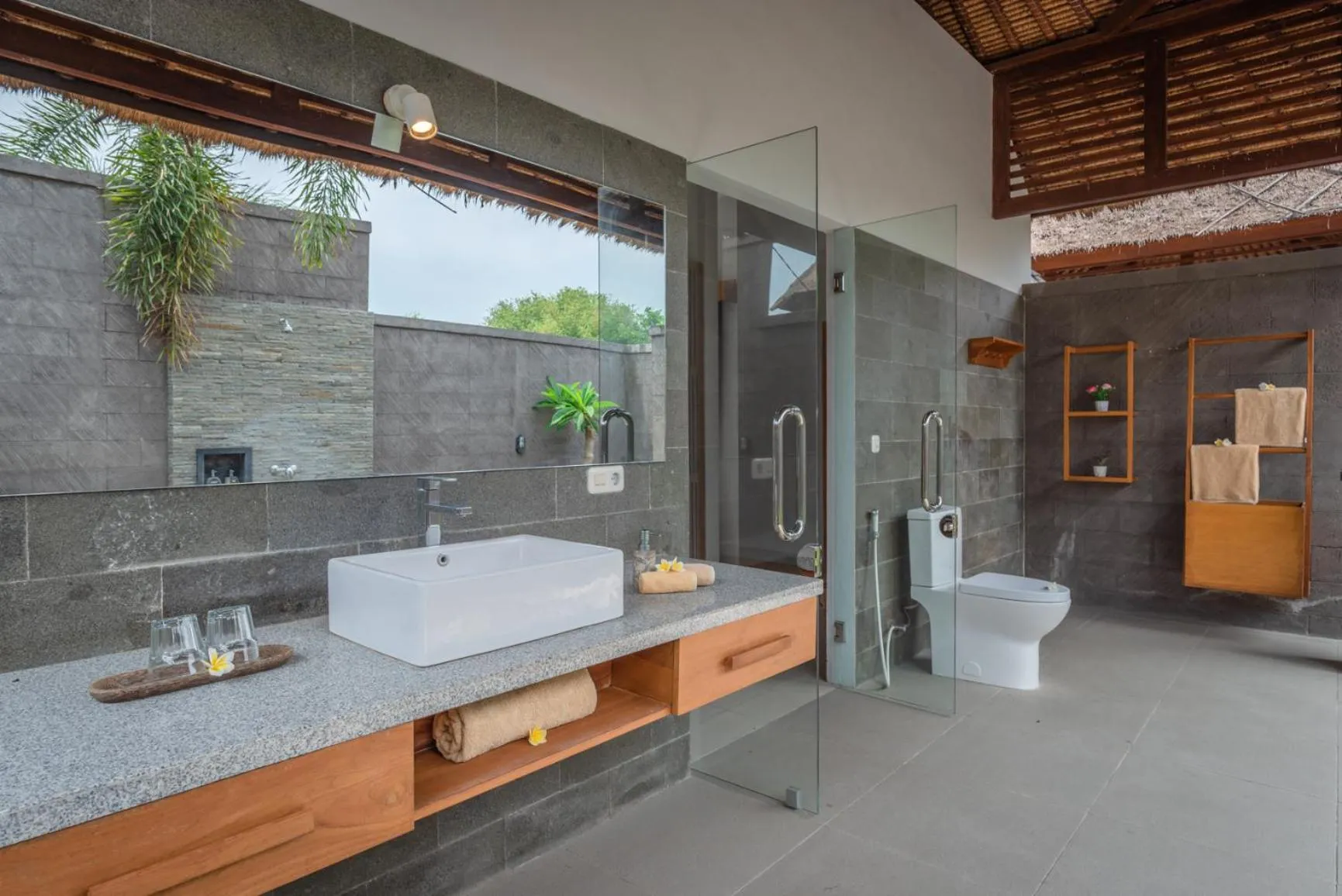 Shower in The Manik Kalisada