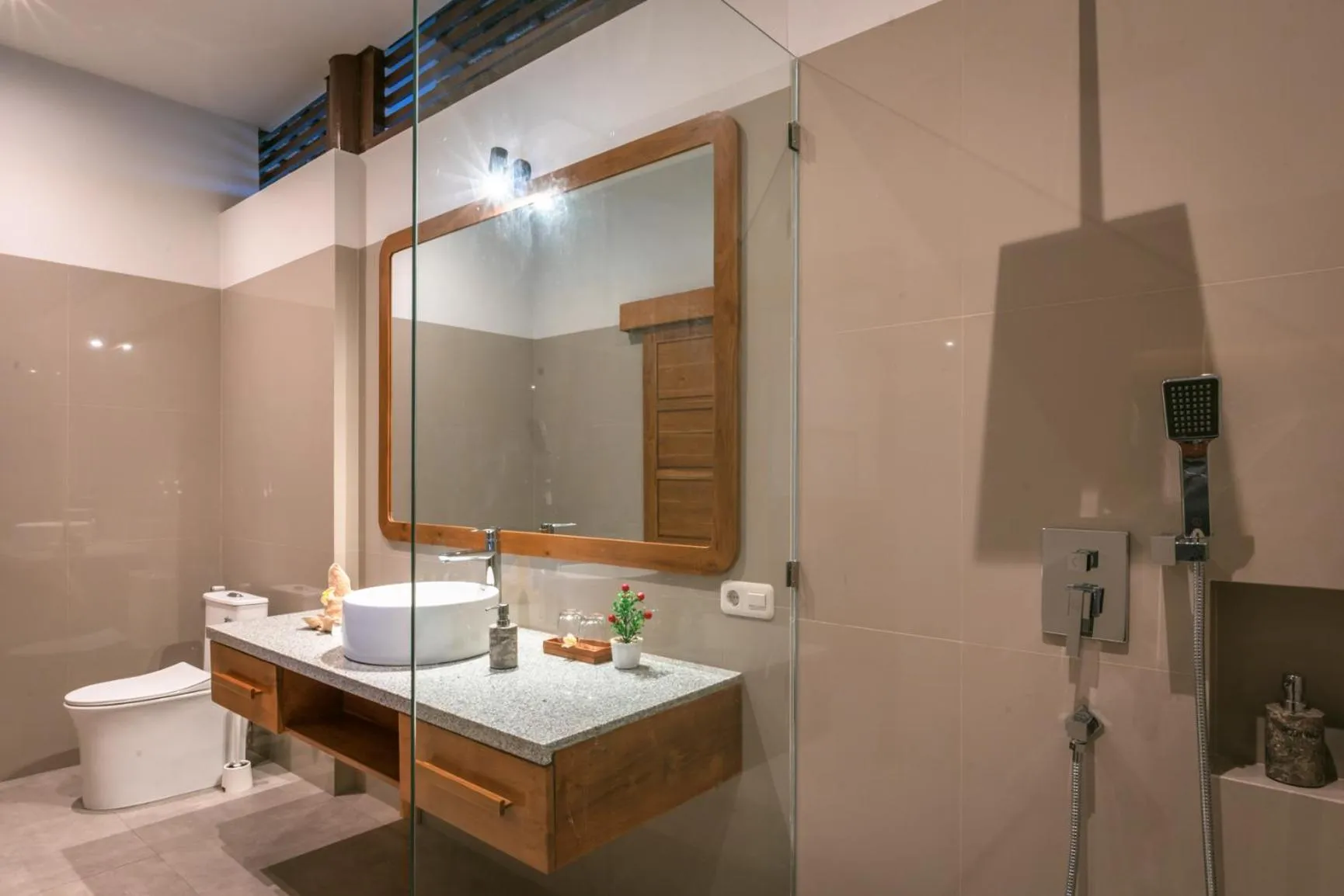 Shower in The Manik Kalisada