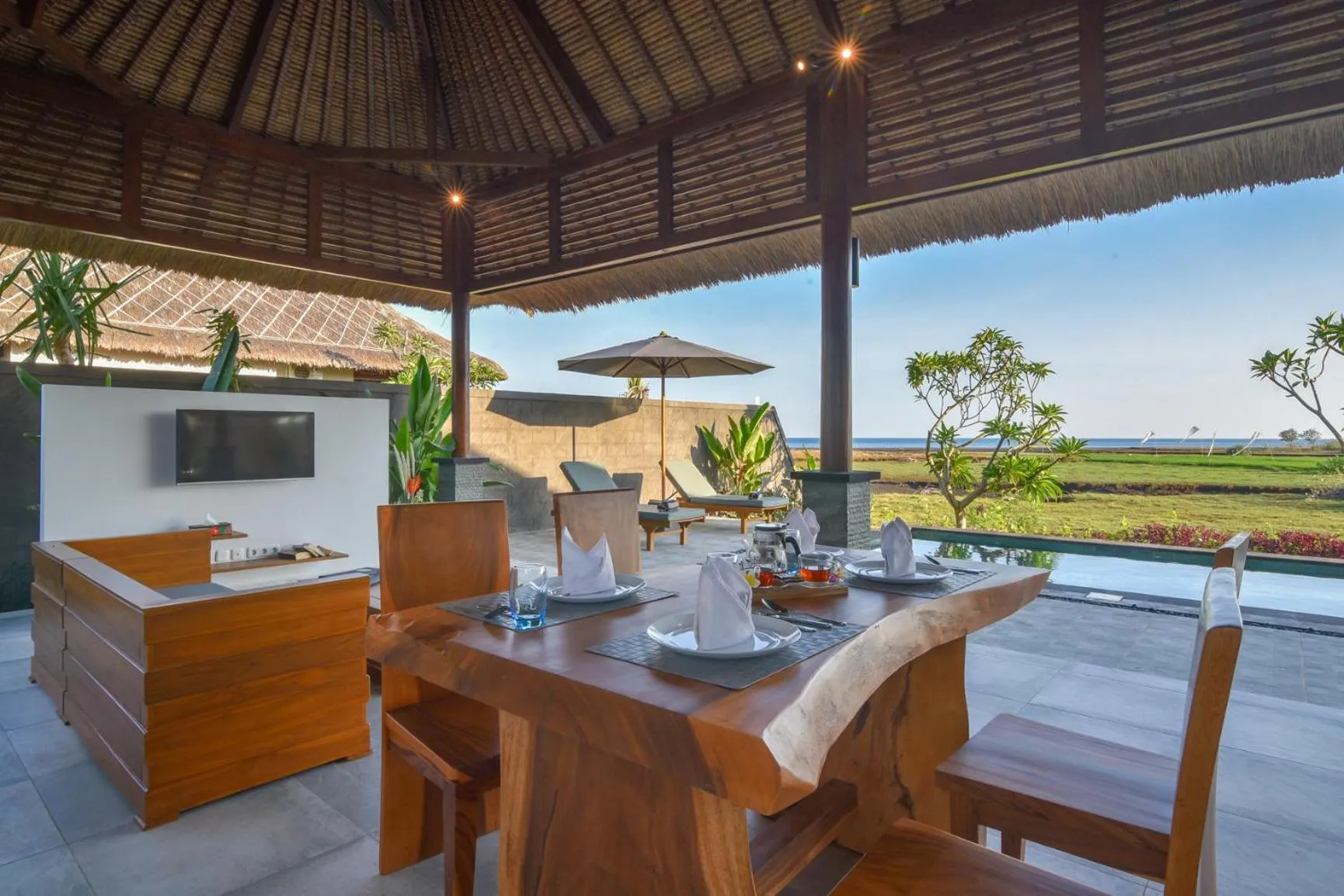 Restaurant/places to eat in The Manik Kalisada