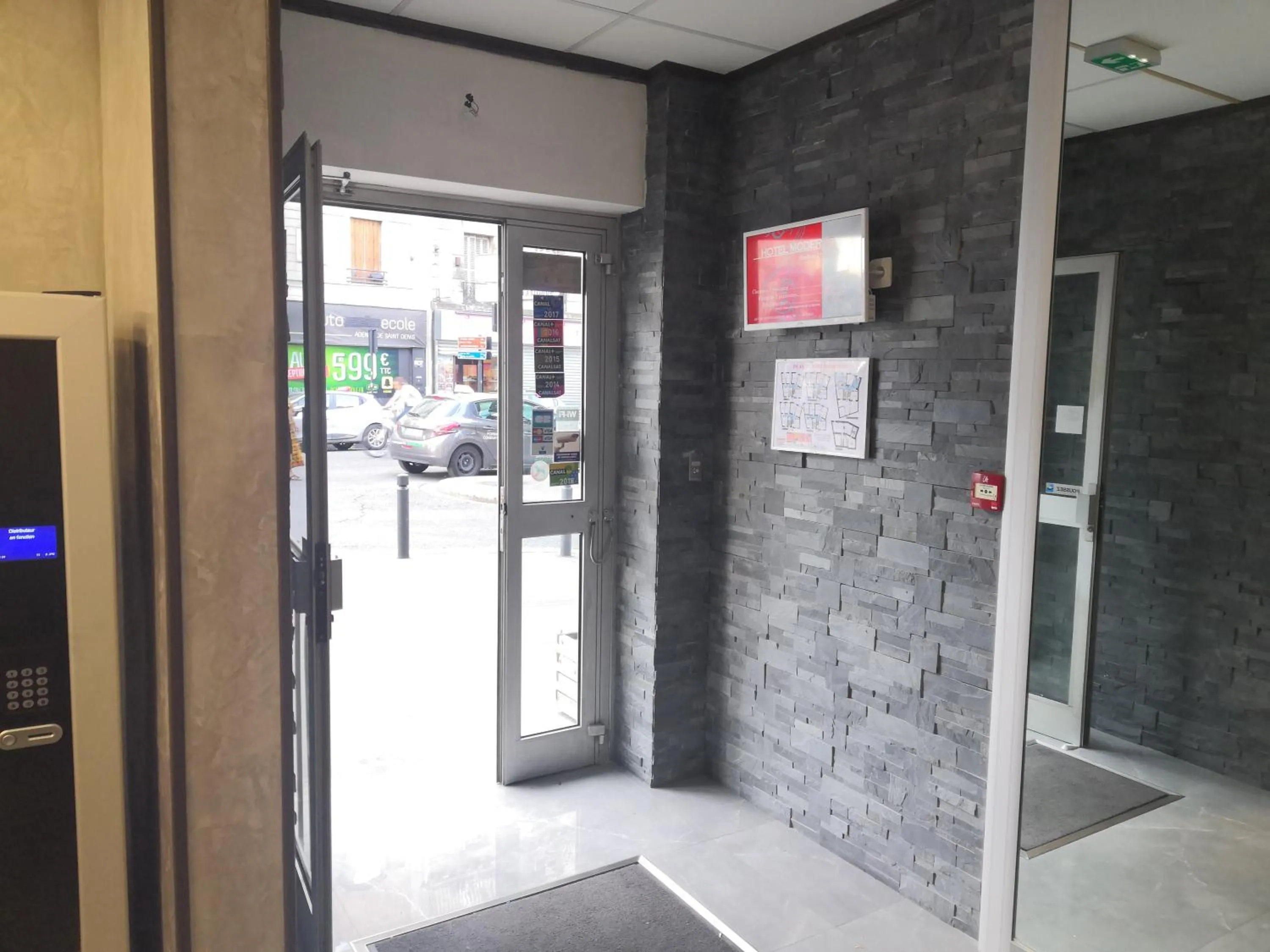 Facade/entrance in Hôtel Moderne