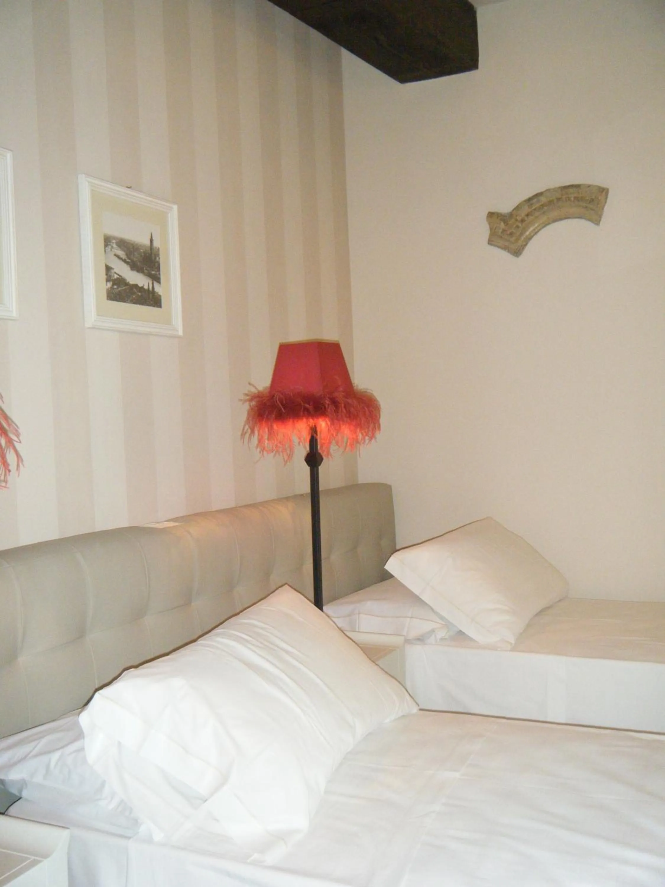 Decorative detail, Bed in B&B Verona Centro