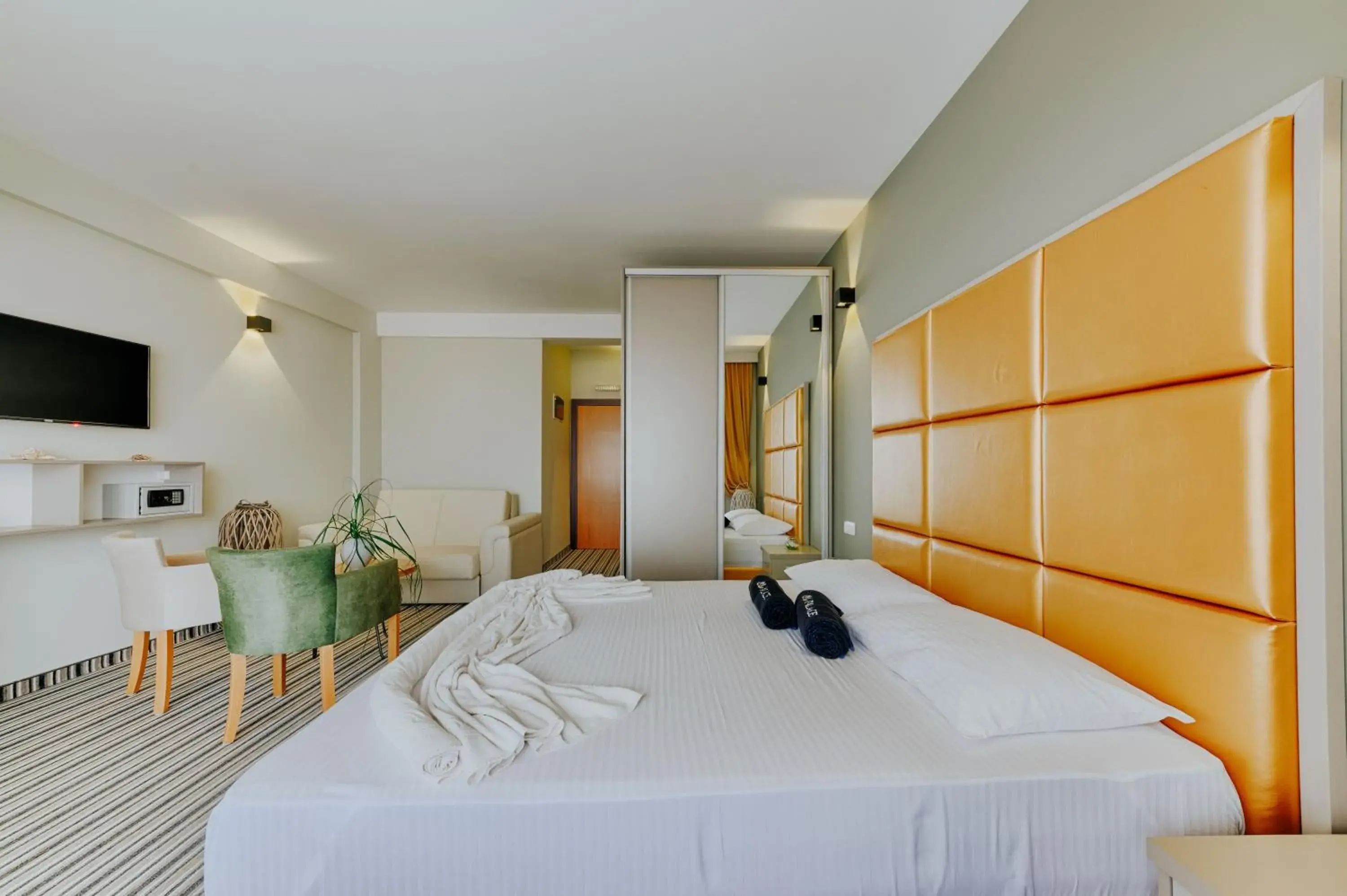 Queen Room with Balcony in AM Palace Queen Room with Balcony in AM Palace