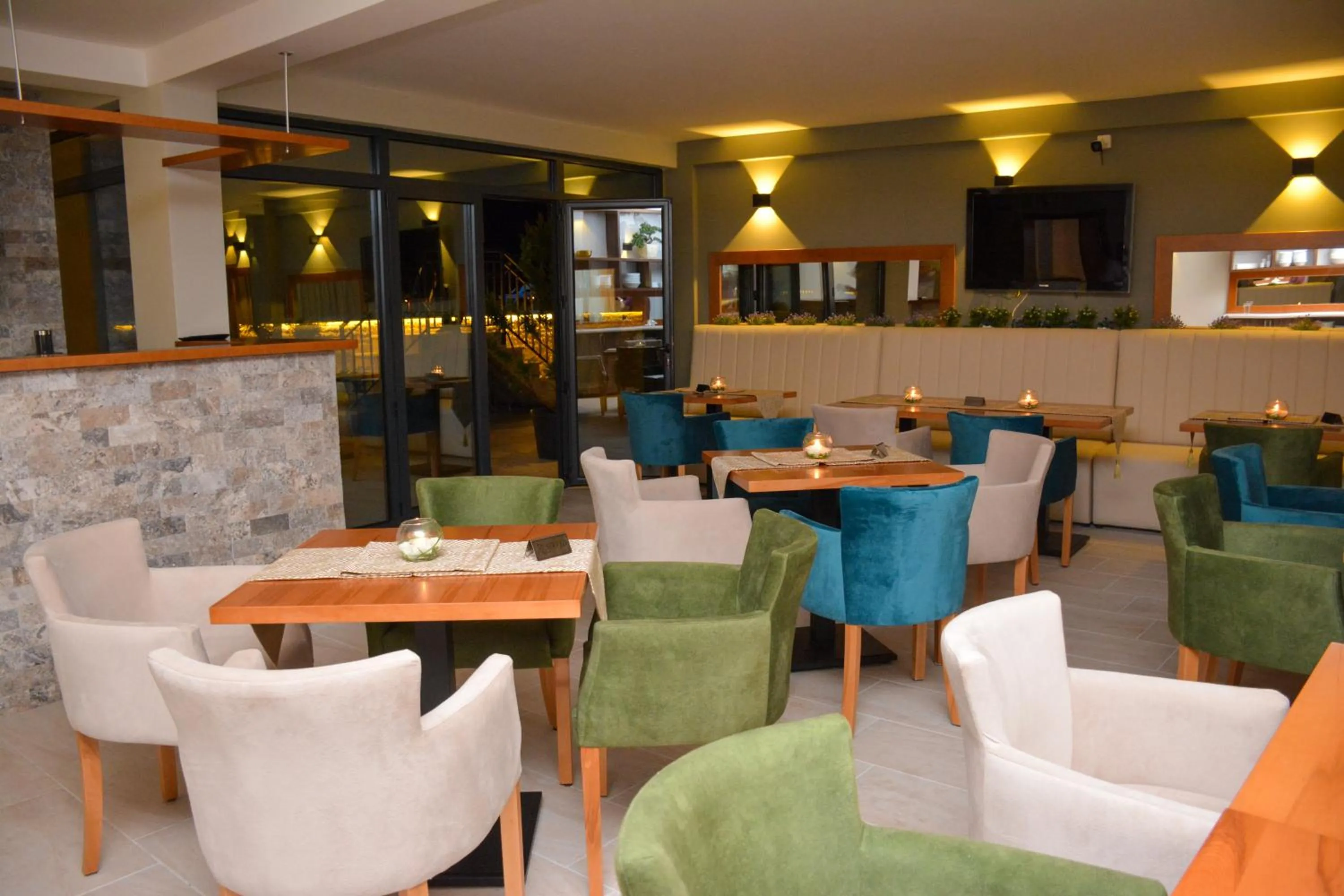 Restaurant/places to eat in AM Palace