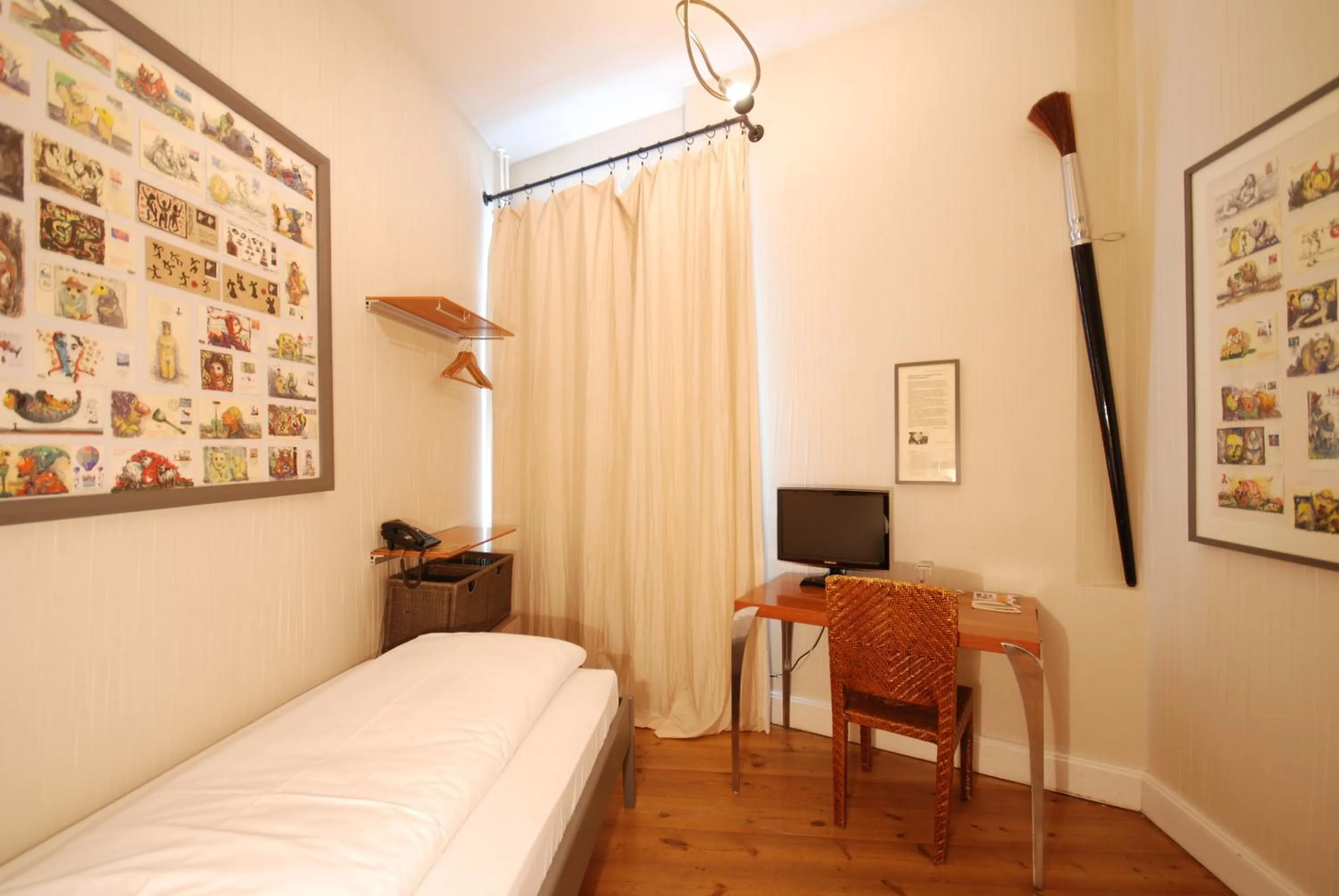 Photo of the whole room, Bed in Arte Luise Kunsthotel