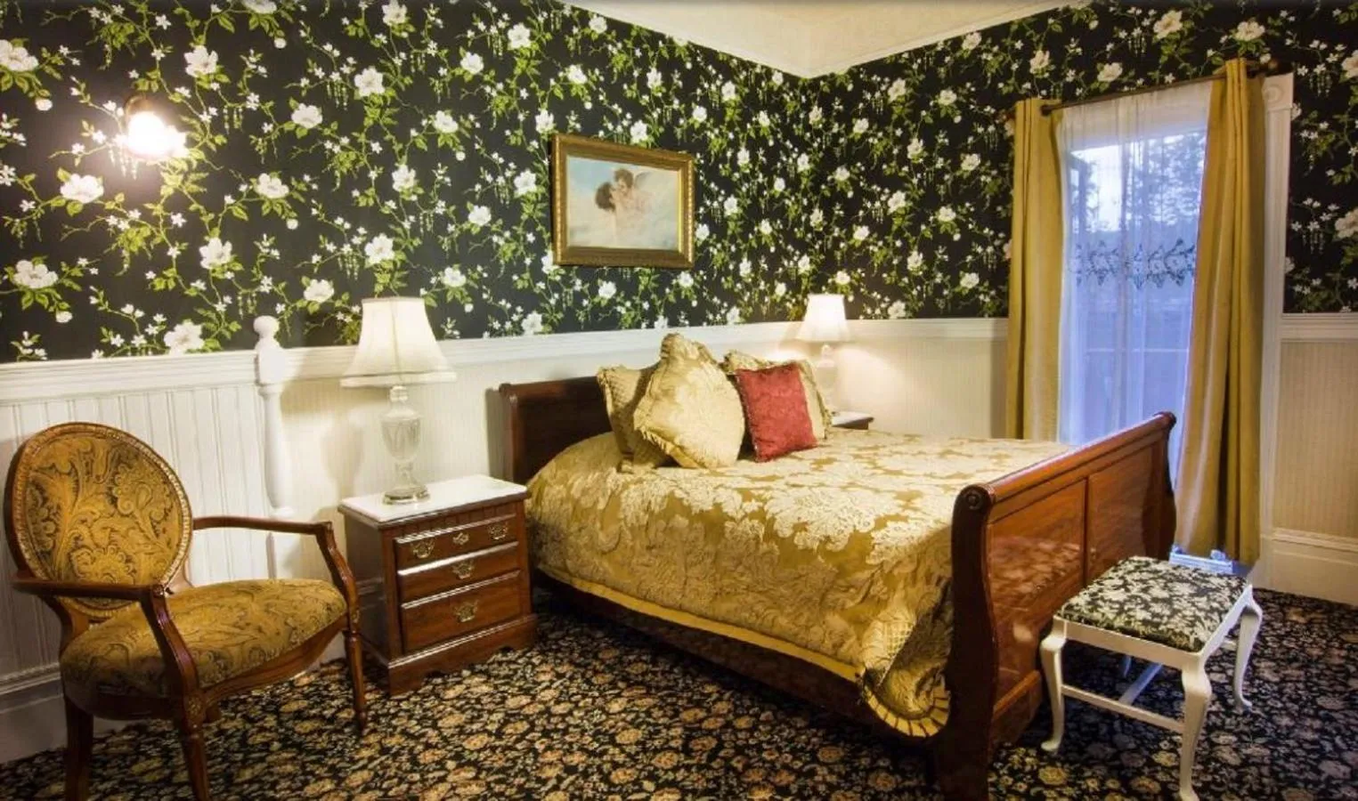 Photo of the whole room in Gingerbread Mansion