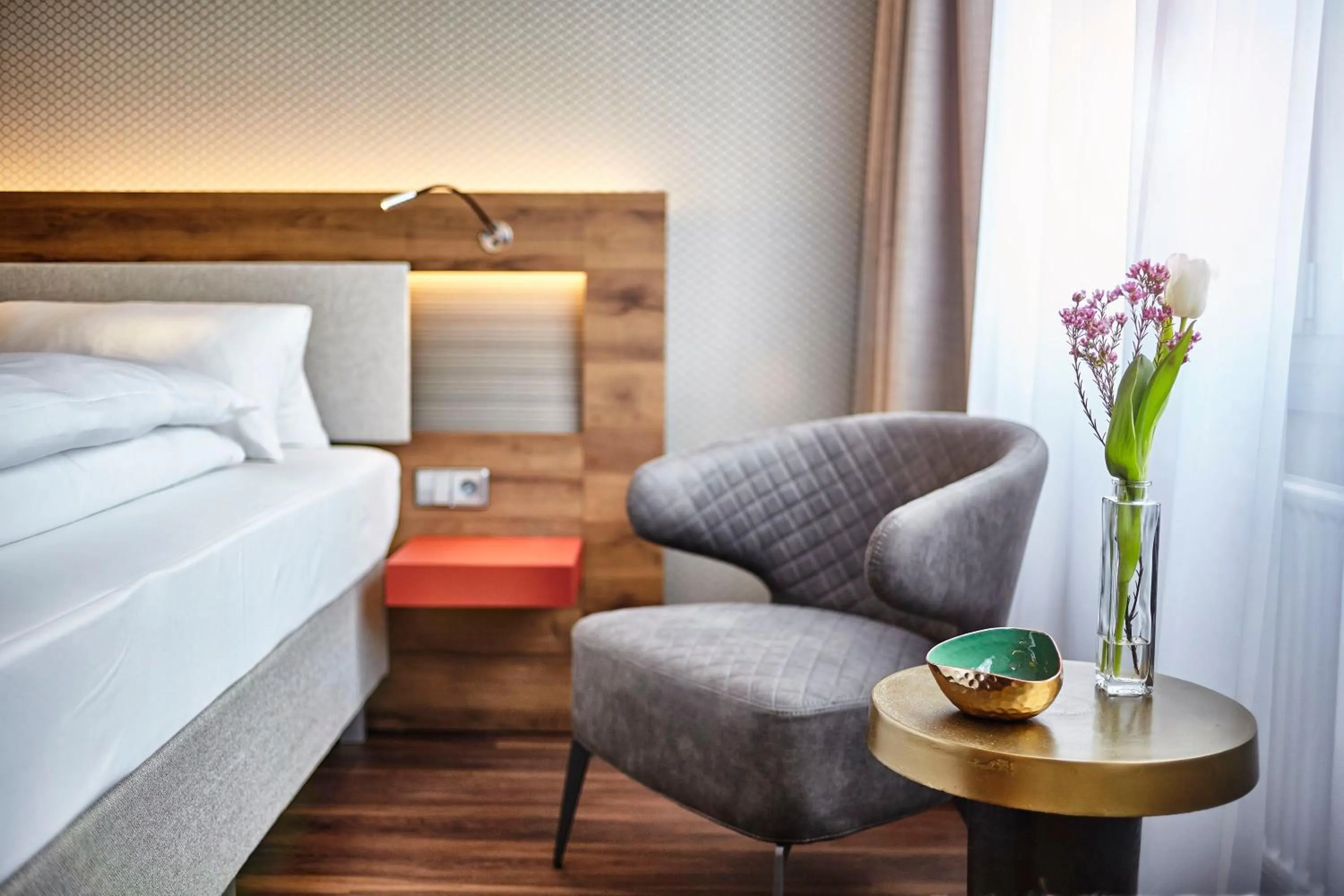 Seating area, Bed in Hotel City Krone