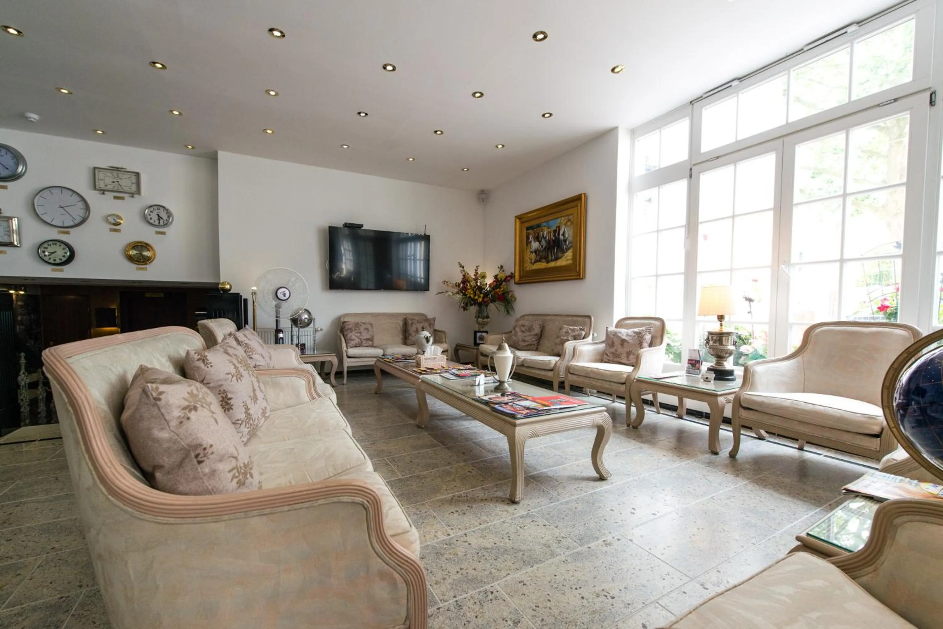 Lobby or reception in Ravel International