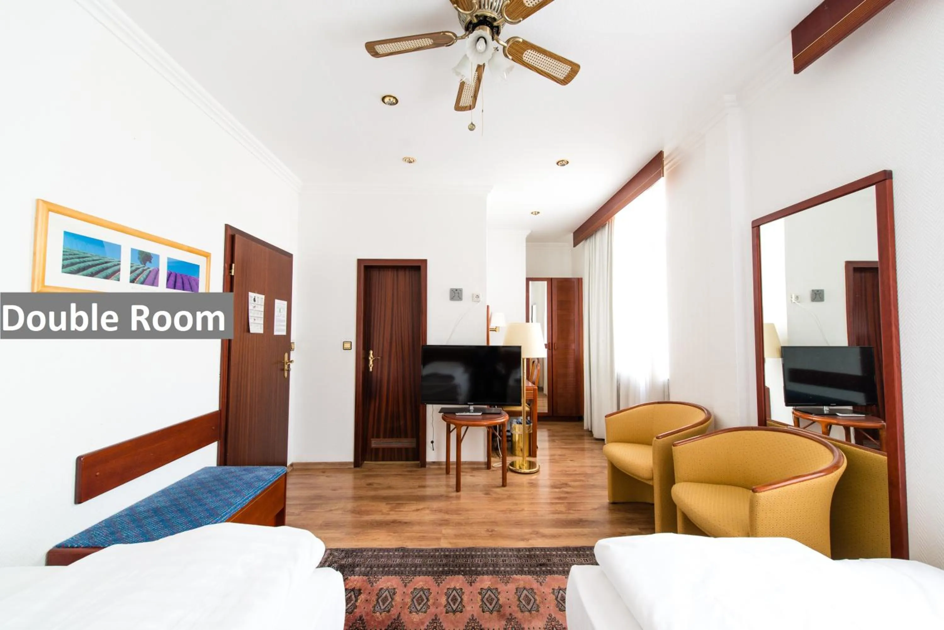 Photo of the whole room, Bed in Ravel International