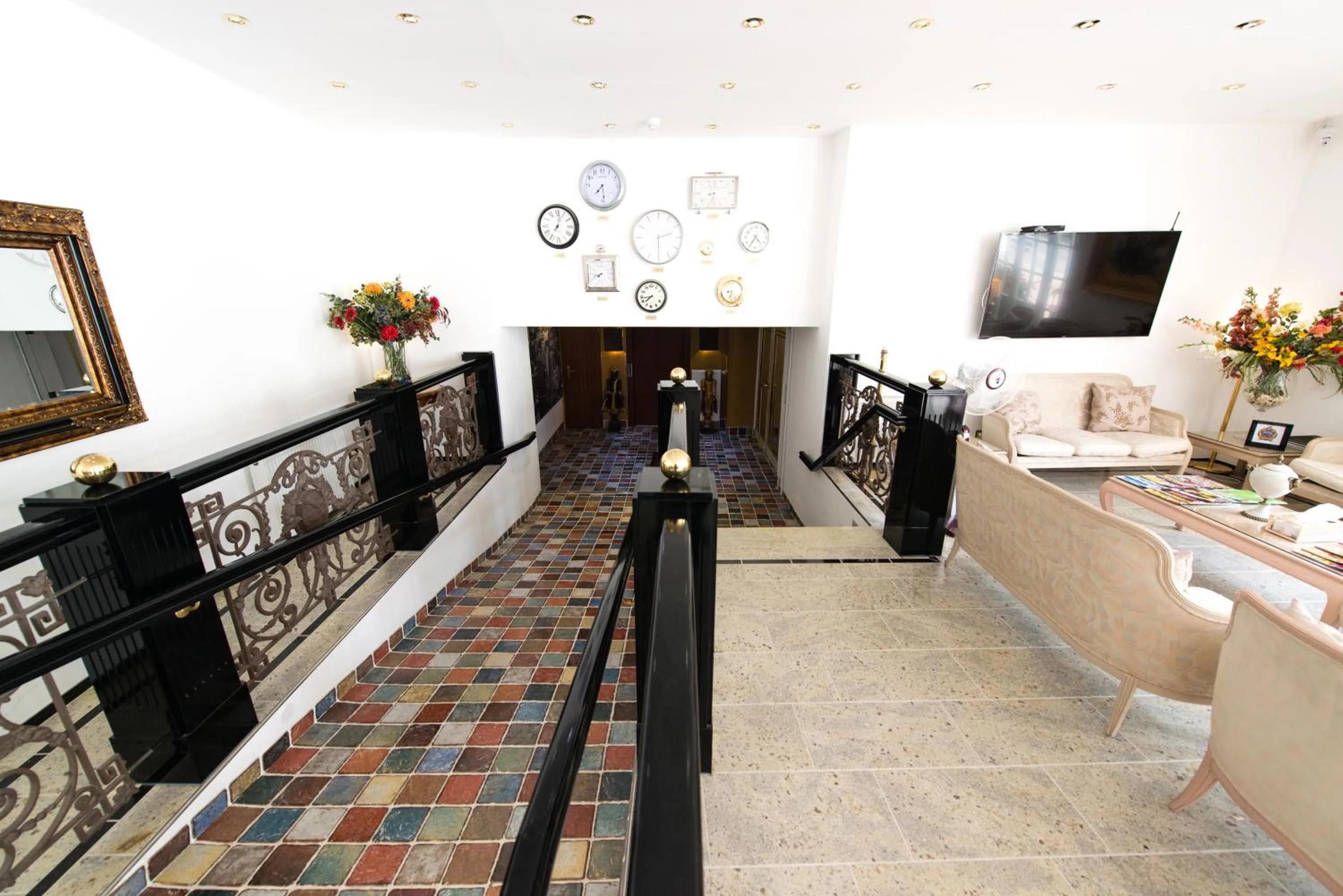 Lobby or reception in Ravel International