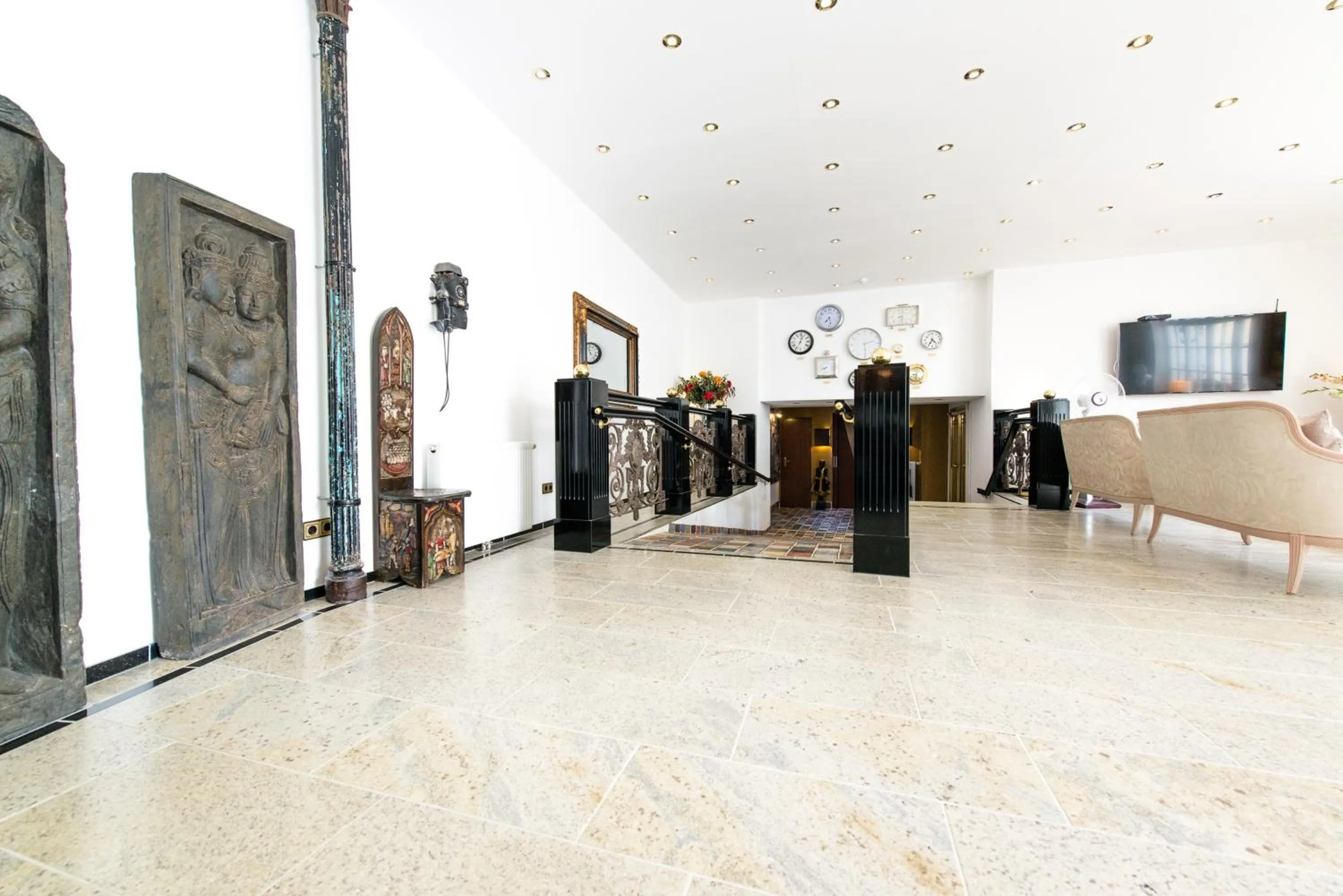 Lobby or reception in Ravel International