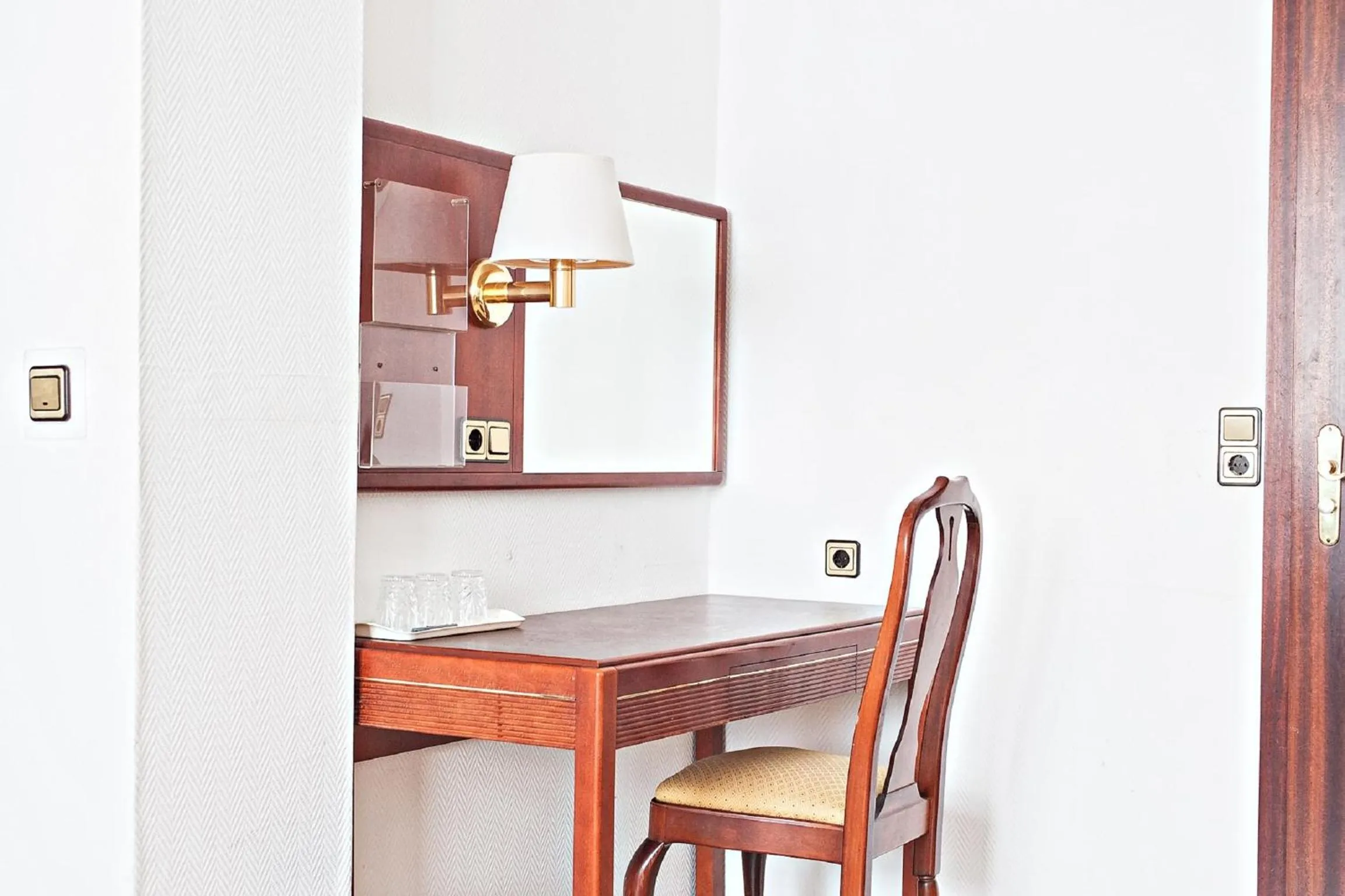 Photo of the whole room in Ravel International