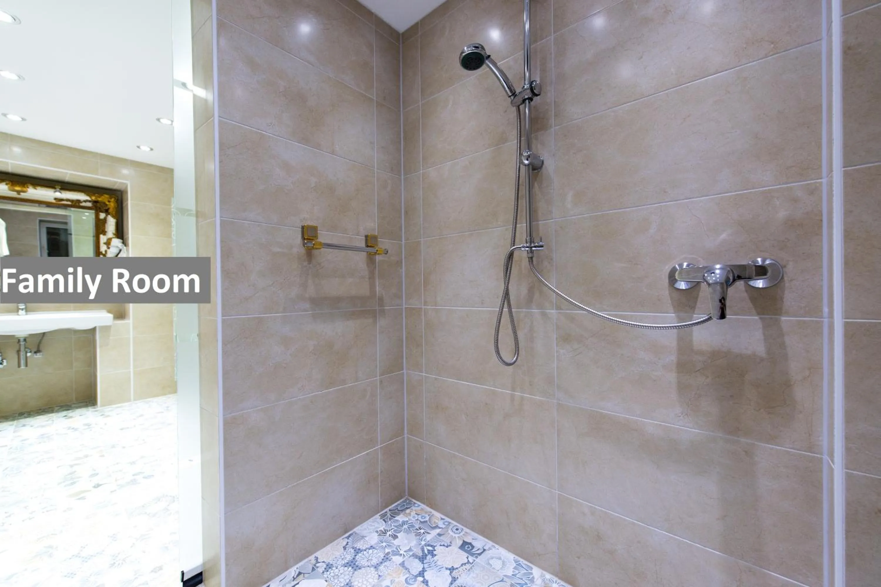 Photo of the whole room in Ravel International