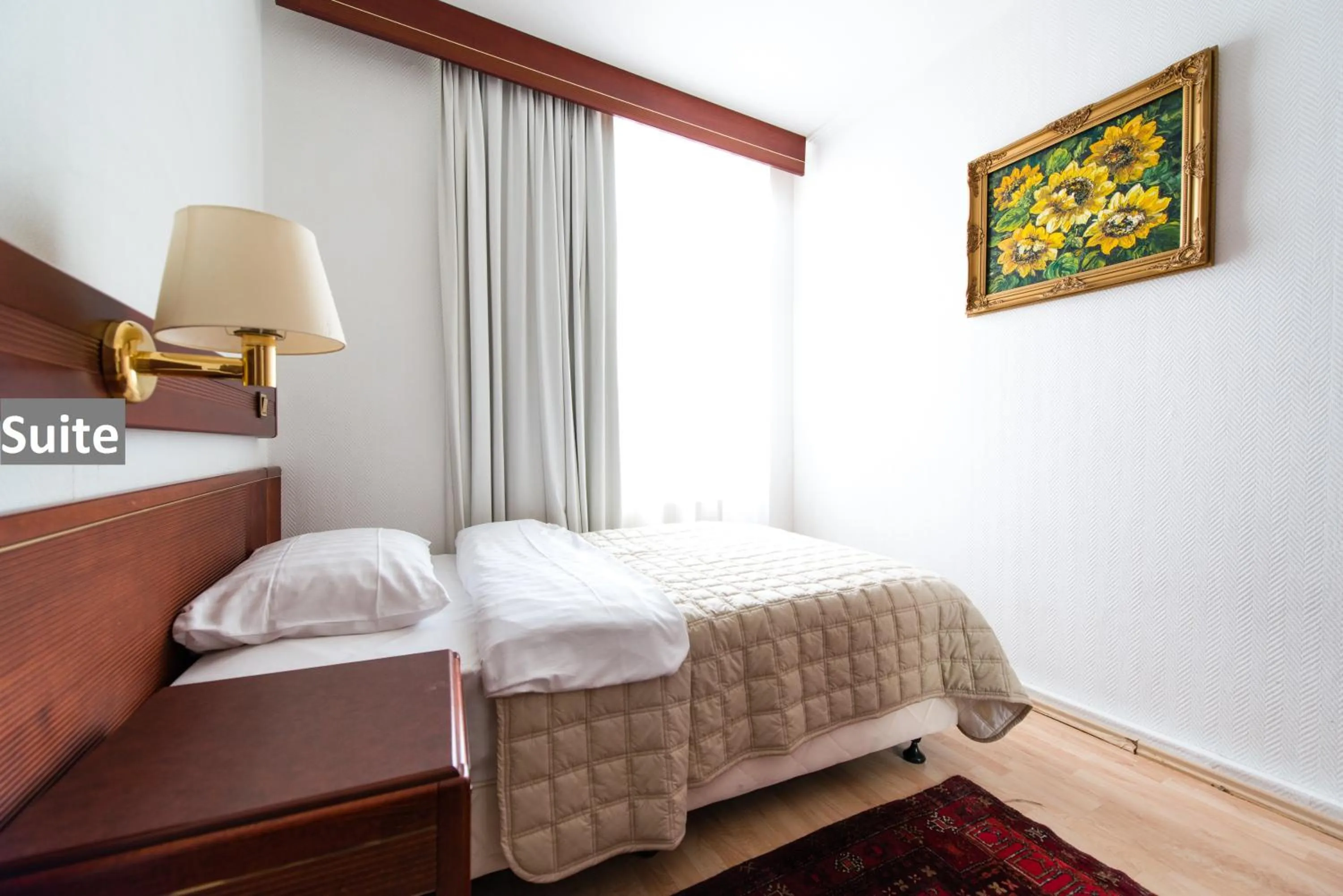 Photo of the whole room, Bed in Ravel International