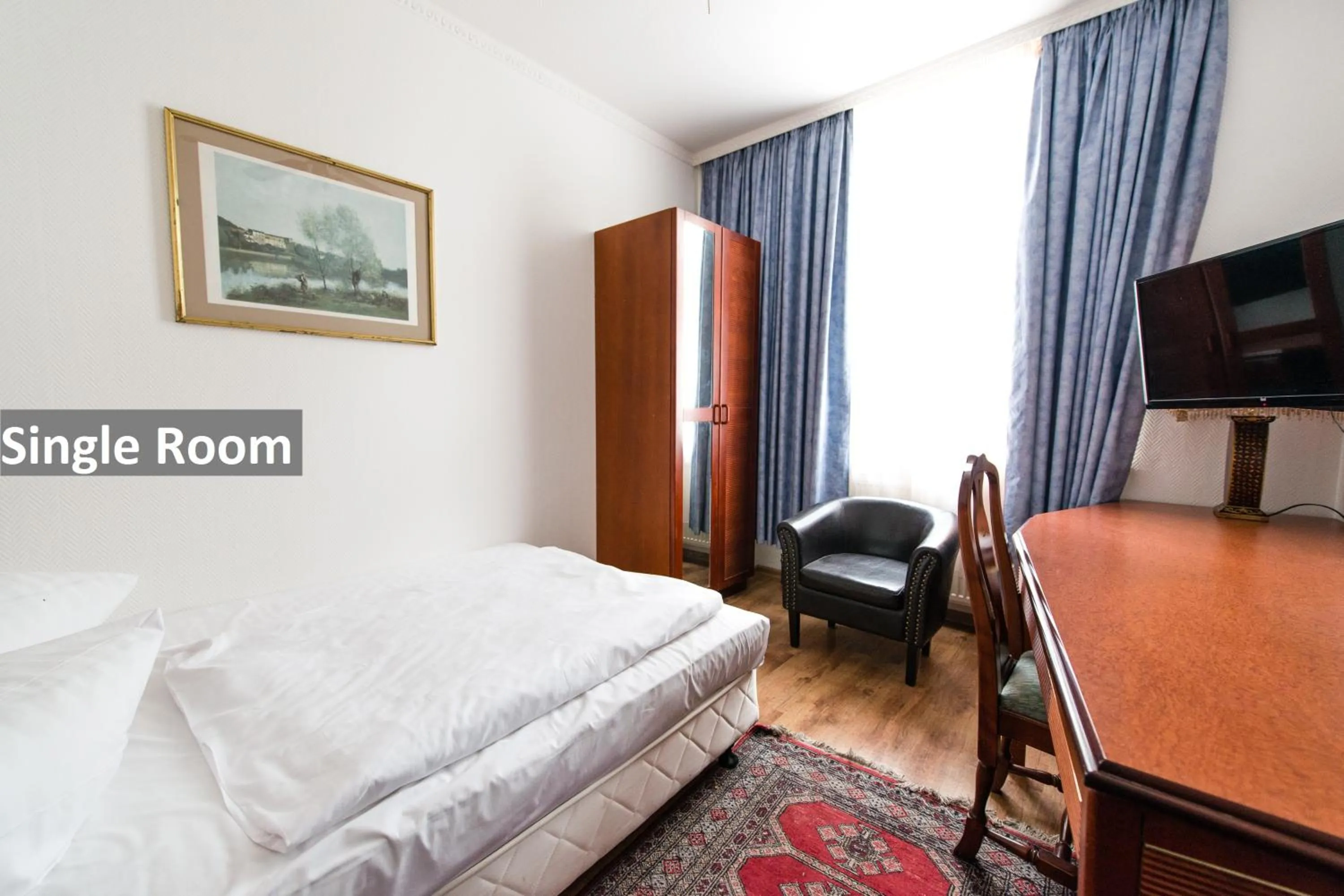 Photo of the whole room, Bed in Ravel International