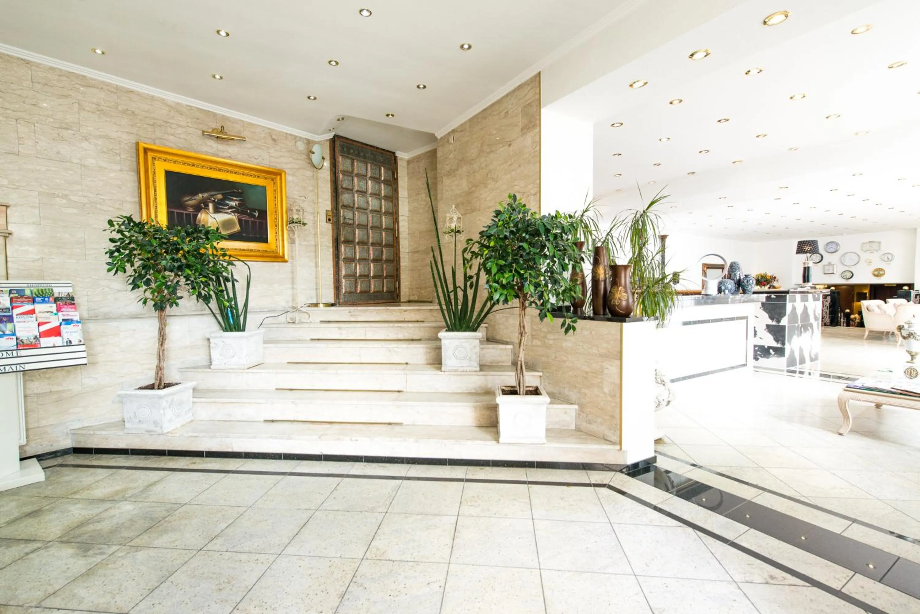 Lobby or reception in Ravel International
