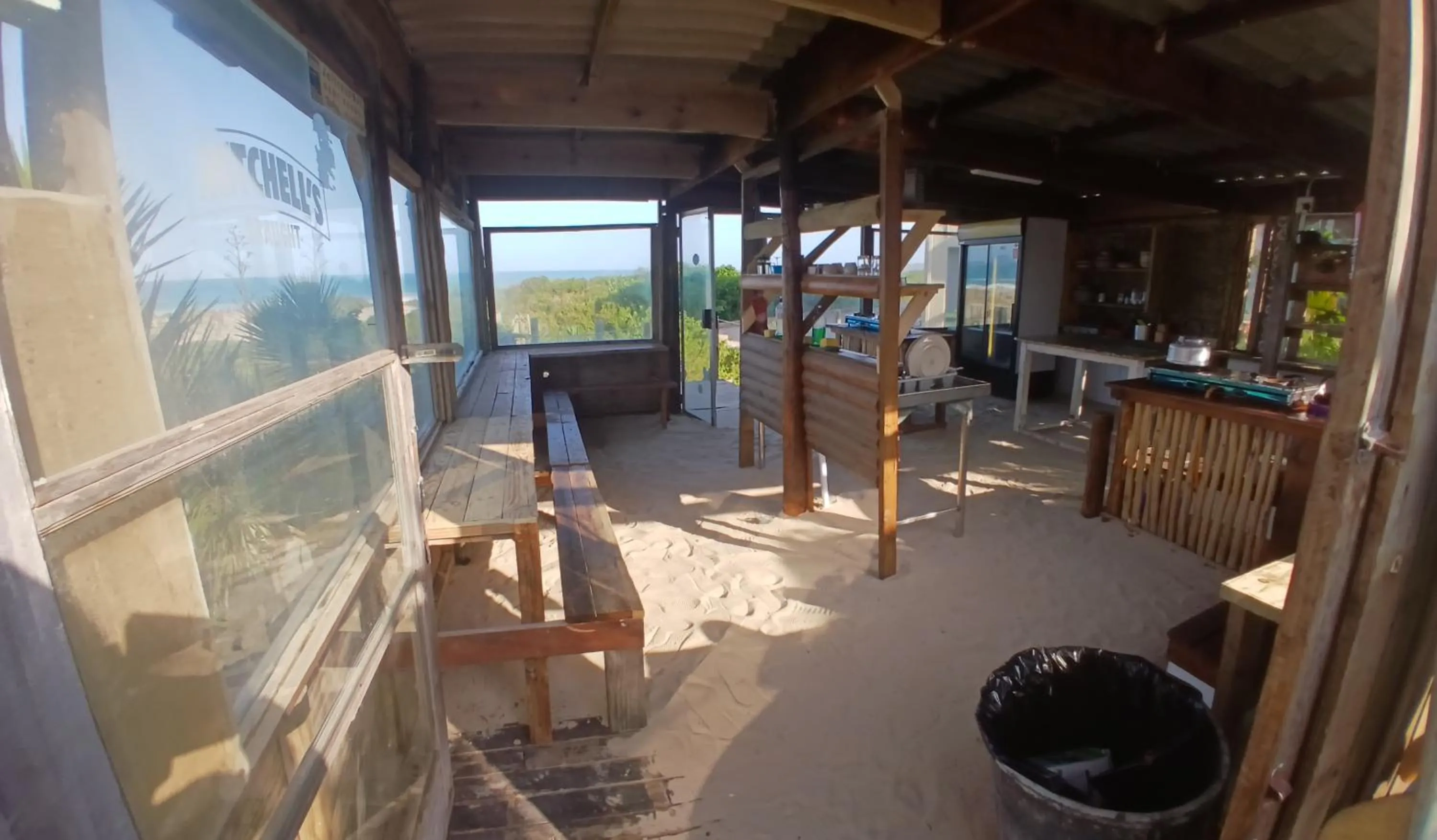 Communal kitchen in Island Vibe Backpackers Jeffreys Bay