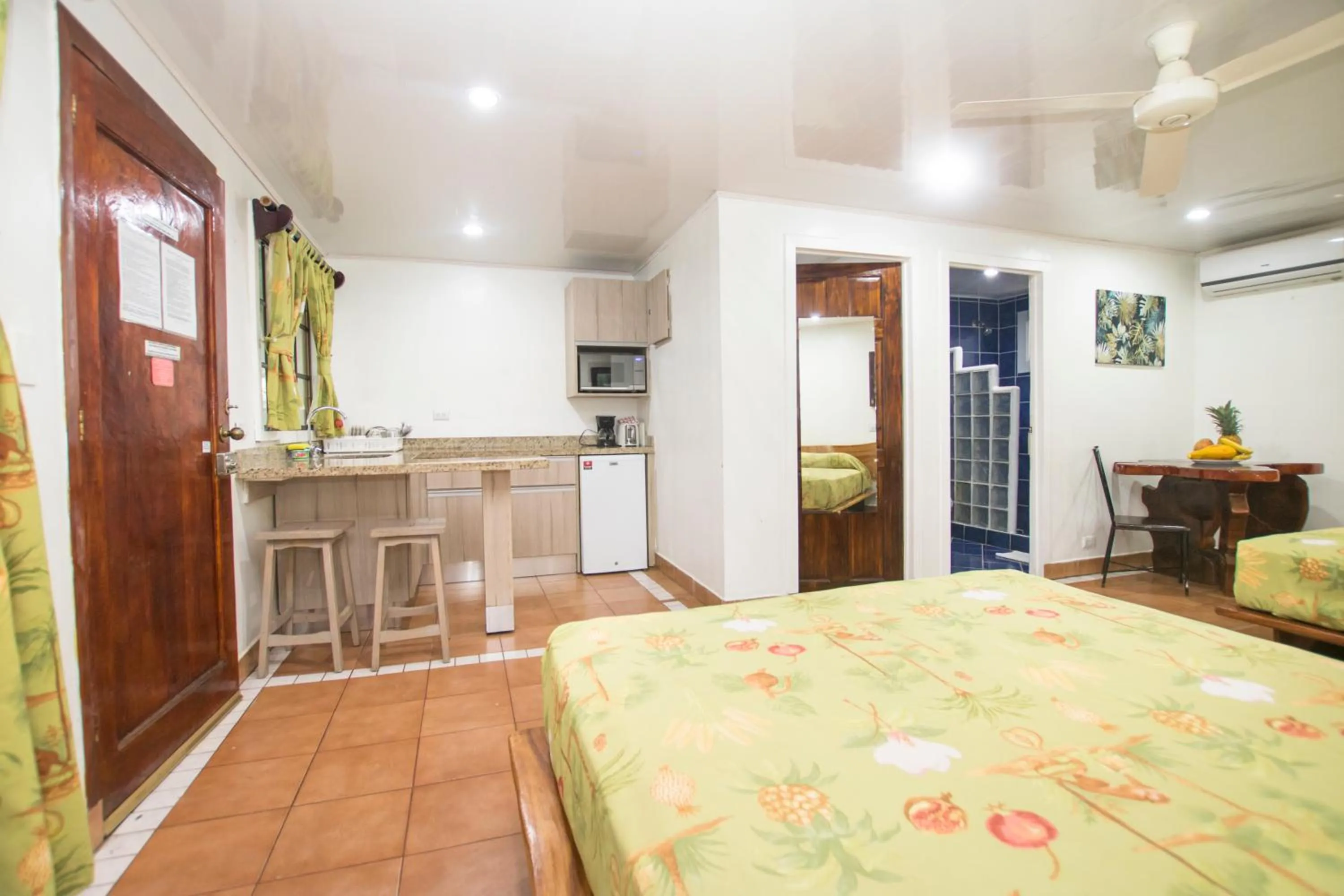 Photo of the whole room, Bed in Hotel Verde Mar Direct Beach Access