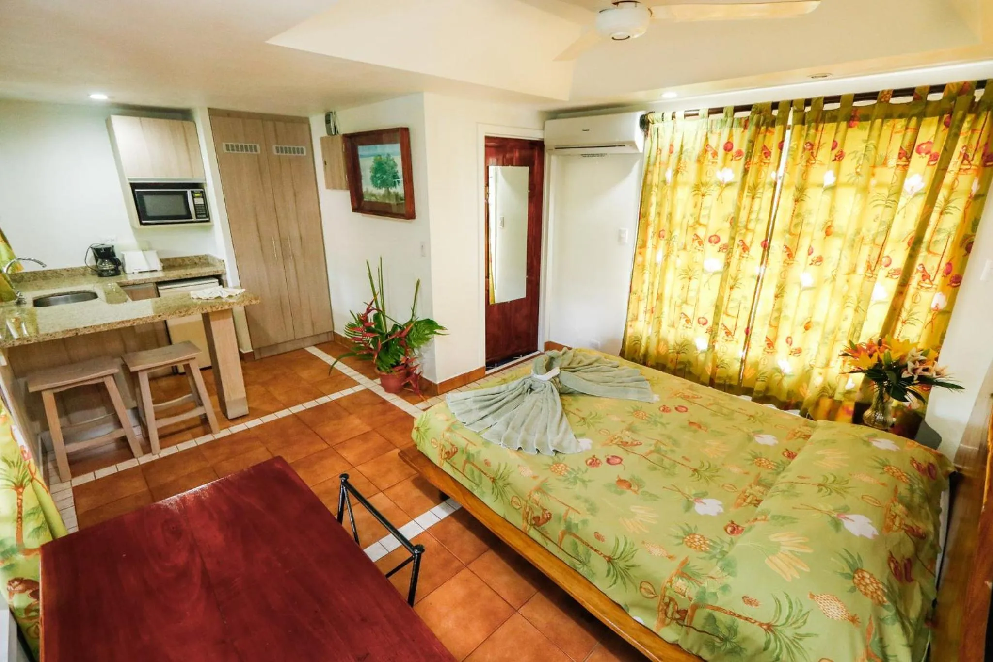 Living room, Bed in Hotel Verde Mar Direct Beach Access